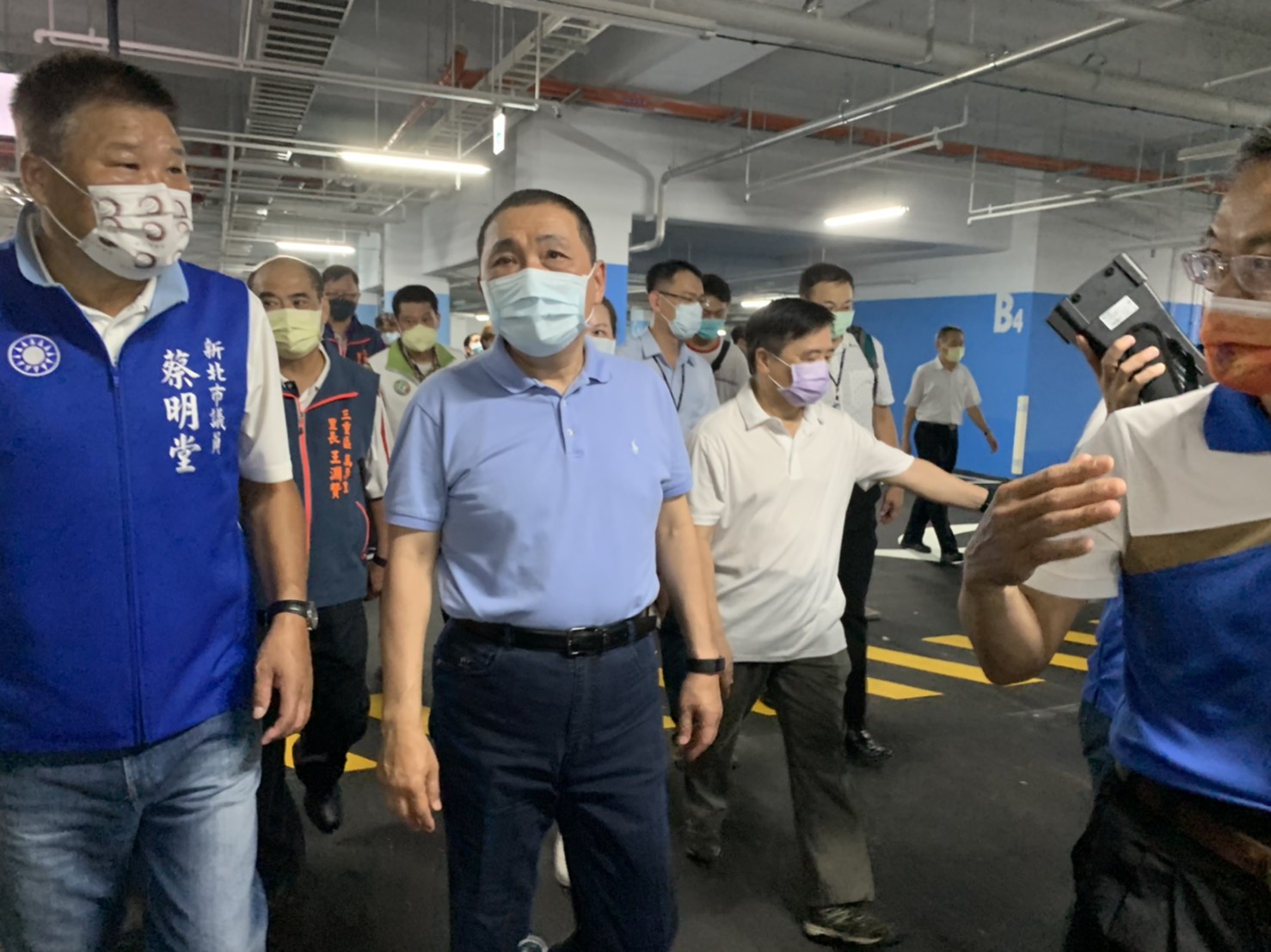 新北市長侯友宜今天上午視察由市府新工處監造完工的光榮國小校舍共構地下停車場工程