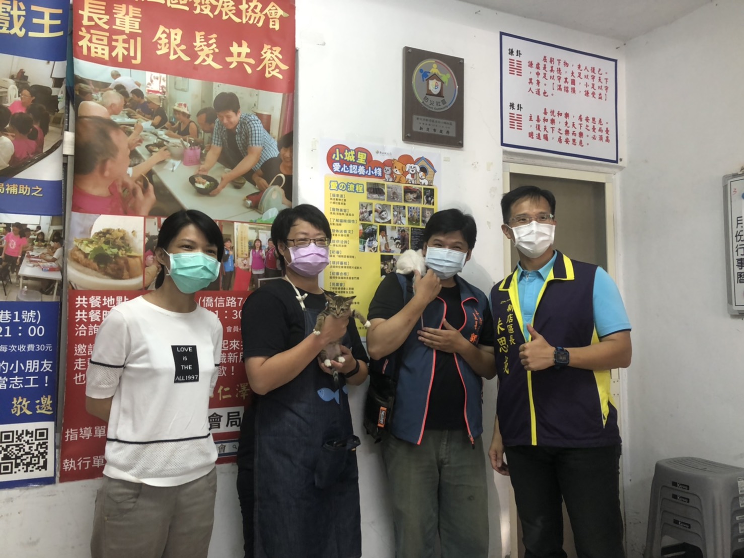 與里辦公室小貓一起合照