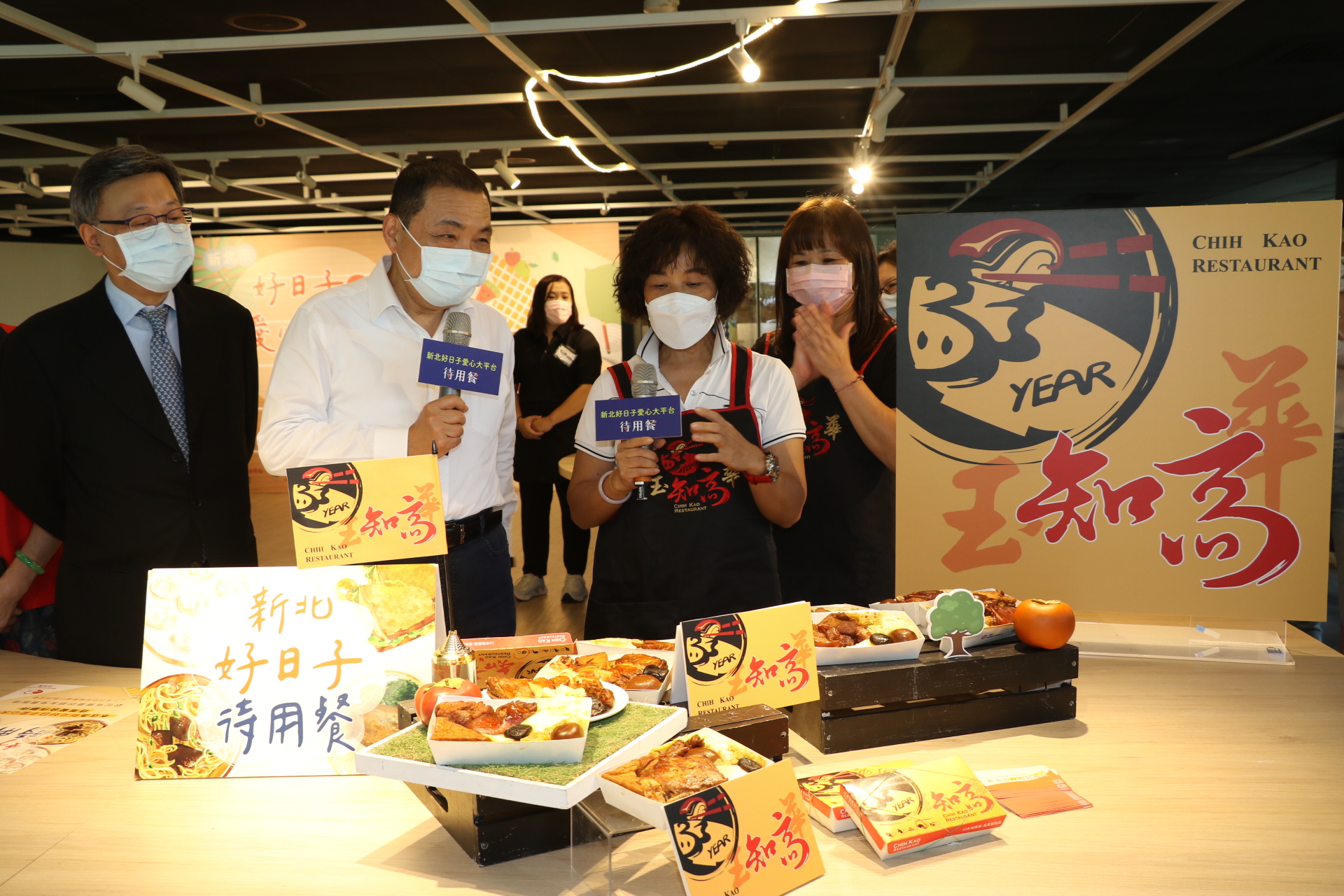 國民美食玉知高華知高飯負責人莊玉華（右2）表示  到年底要提供2460份知高飯待用餐給有需要的民眾享用