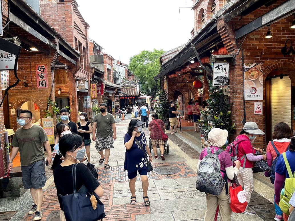 今年更擴大使用範圍，以庶民經濟為主，包括市場、夜市、商圈、觀光工廠、旅館、一般小型商業……等，皆納入新北加倍券使用範圍