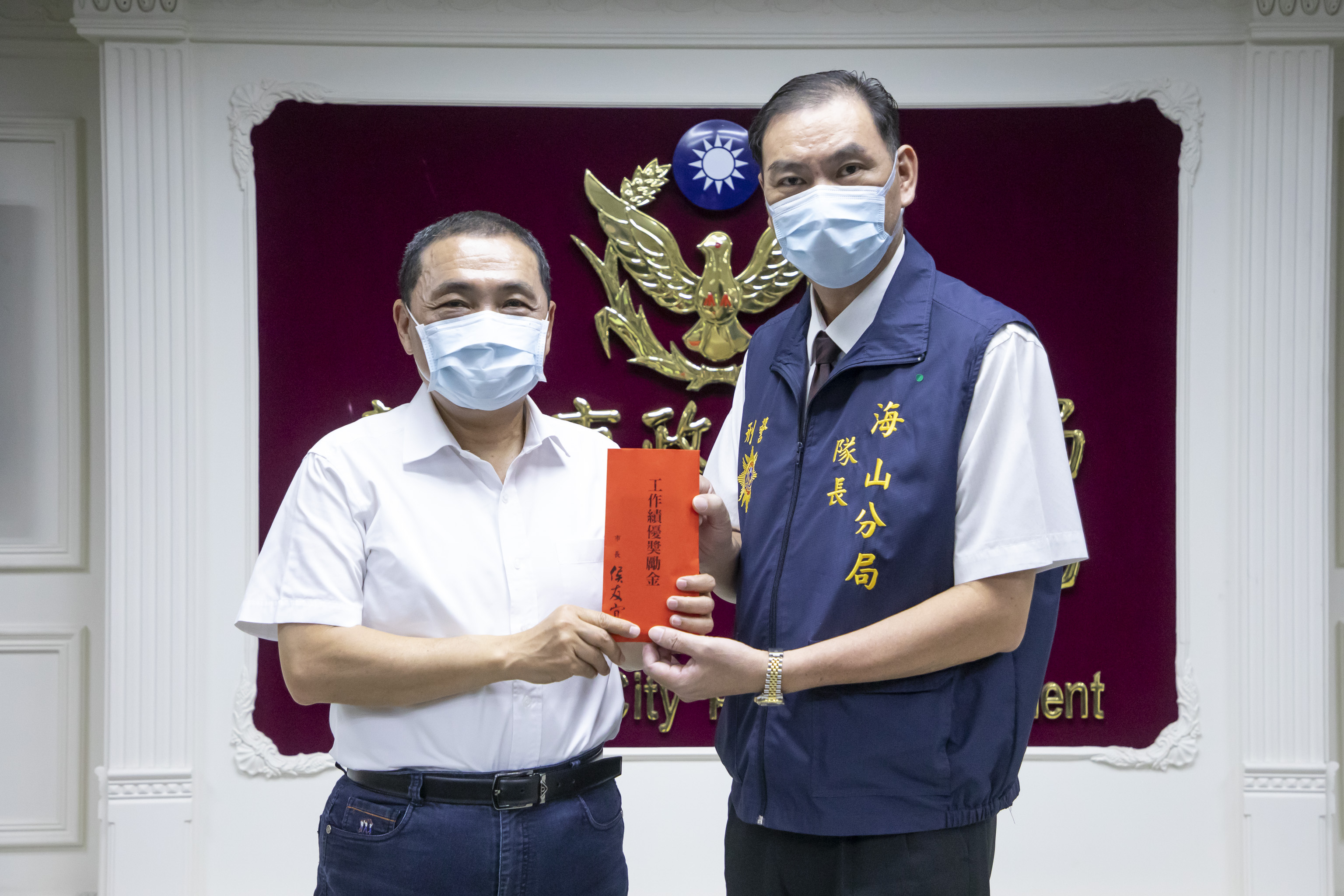 侯友宜市長頒發查緝走私非洲豬瘟肉品案有功人員工作獎勵金。