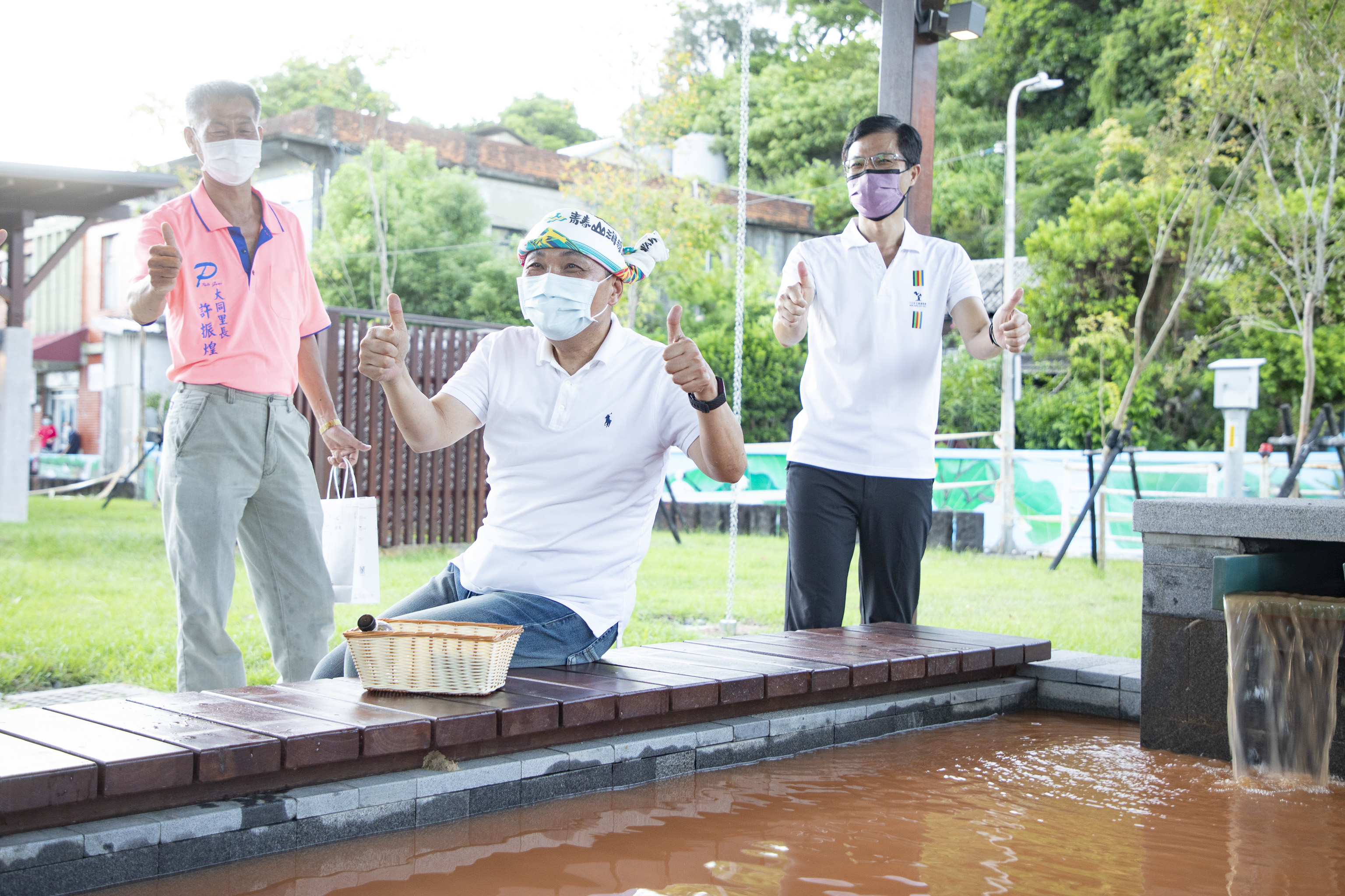 侯友宜市長視察中山溫泉公園全新整建的泡腳池