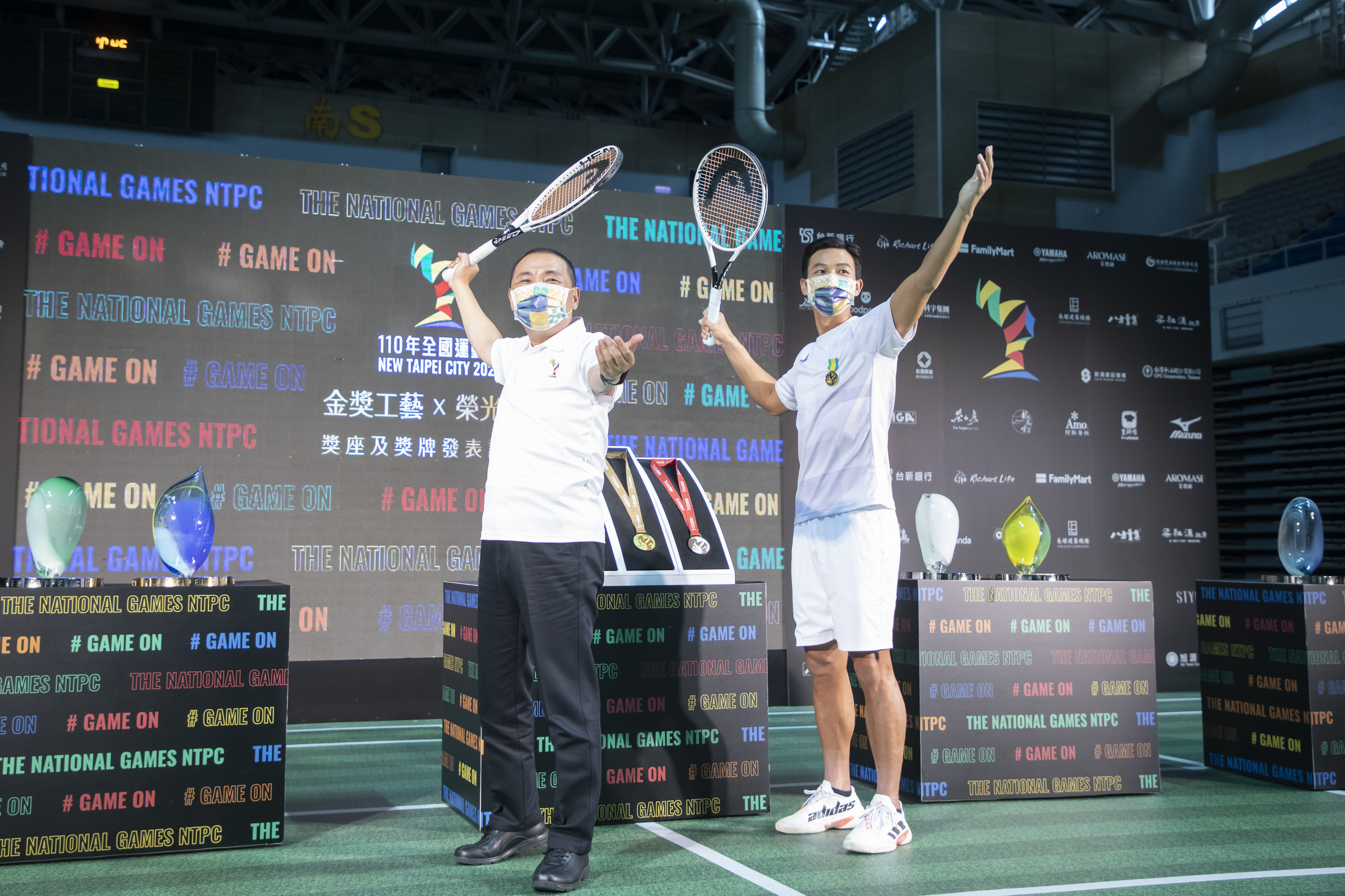 110年全國運動會獎座及獎牌發表記者會，侯友宜市長與網球國手盧彥勳一起見證首創全運會勳章。