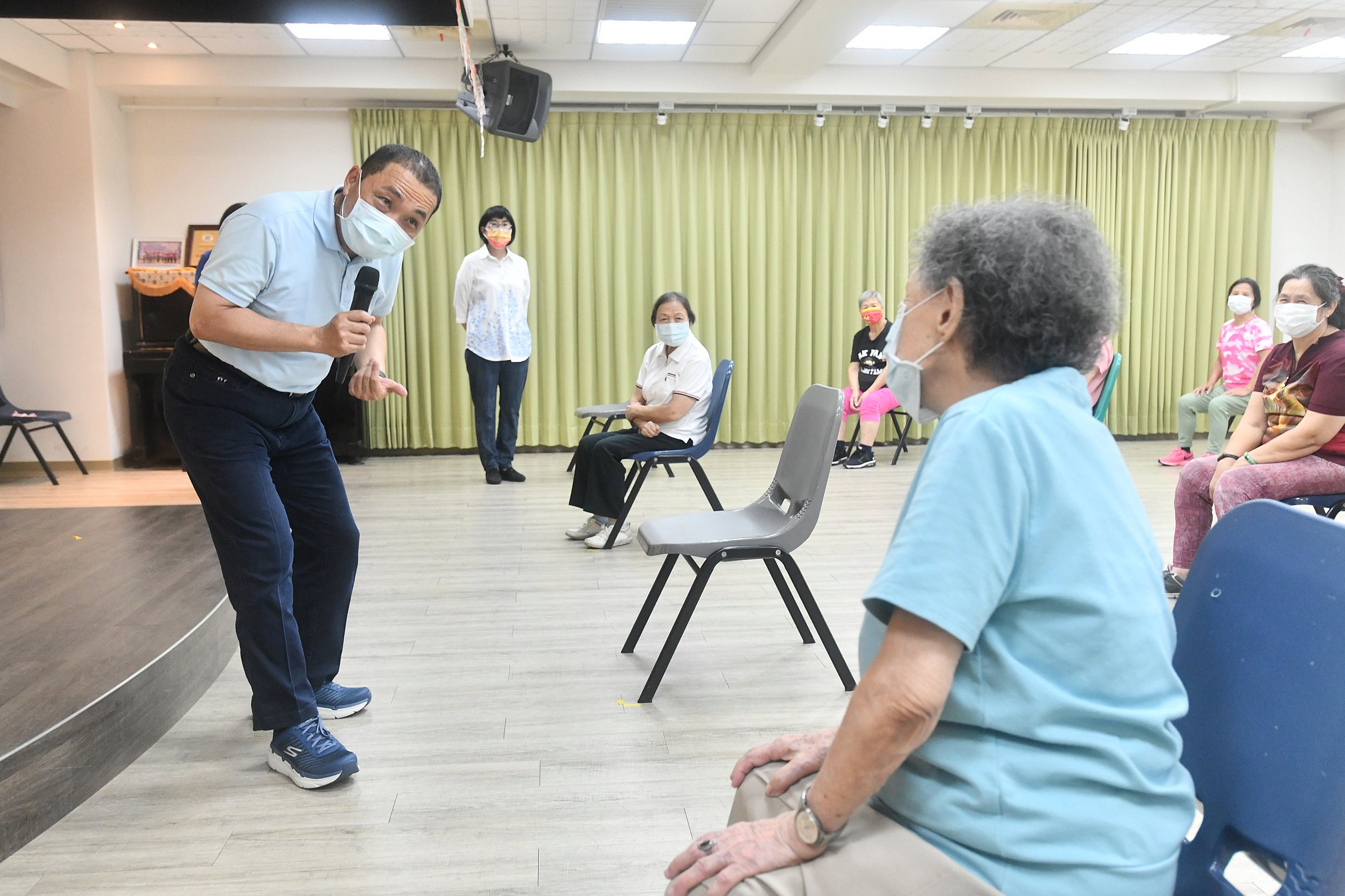 侯友宜前往銀髮聚樂部關心長輩