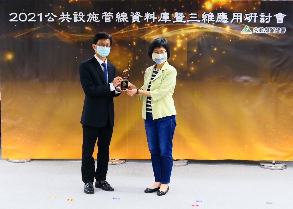 新北市政府公共管線管理七連霸贏得內政部營建署「公共設施管線資料庫管理供應系統考評計畫」全國第一名，營建署道路組組長王武聰（左），將頒發殊榮，由工務局副局長祝惠美（右）代表市府領獎。
