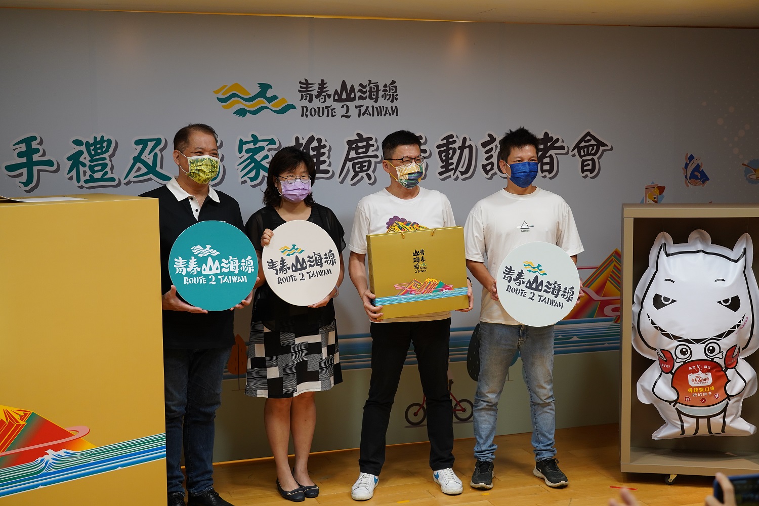記者會啟動儀式，左起新北市商圈理事長黃建強、新北經發局長何怡明、新北市府副秘書長張其強、金山商圈理事長蔡坤明