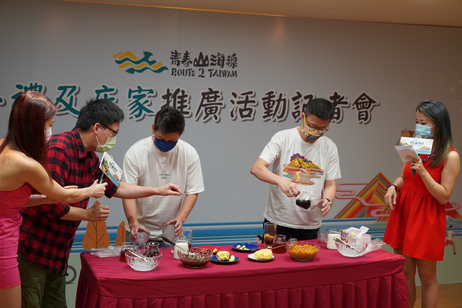 現場農遊DIY體驗，左二起二號倉庫負責人江玉誠、金山商圈理事長蔡坤明、新北市府副秘書長張其強