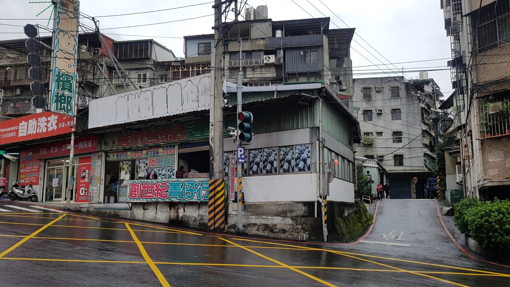 新莊區天祥街47巷與雙鳳路口原先路幅狹窄且有坡度，再加上巷口建物阻擋可視範圍，造成與交叉口雙鳳路車輛擦撞事件頻繁。
