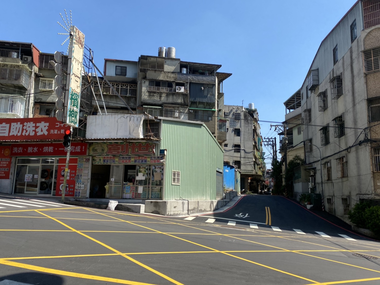 新莊區天祥街47巷與雙鳳路口最近完成巷口瓶頸點建物拆除，拓寬為雙向汽車道，增加巷道會車空間與可視範圍。