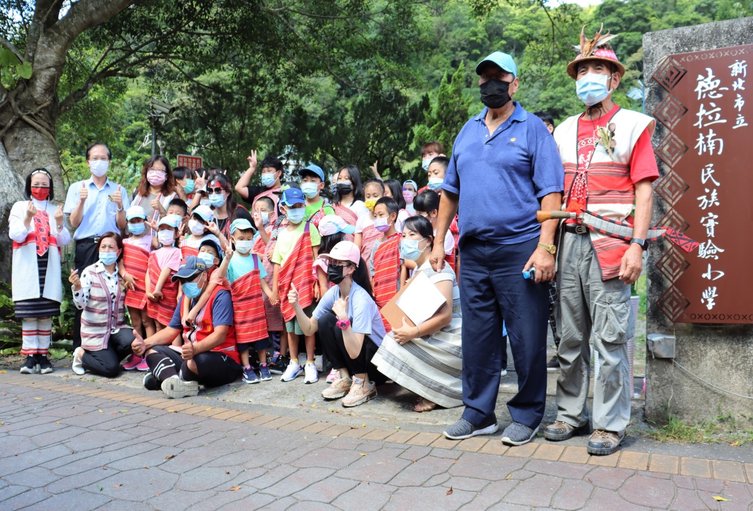 新北市首間原住民族學校「德拉楠實小」91揭牌，新北原民局羅美菁局長(左一)到場同場祝賀。