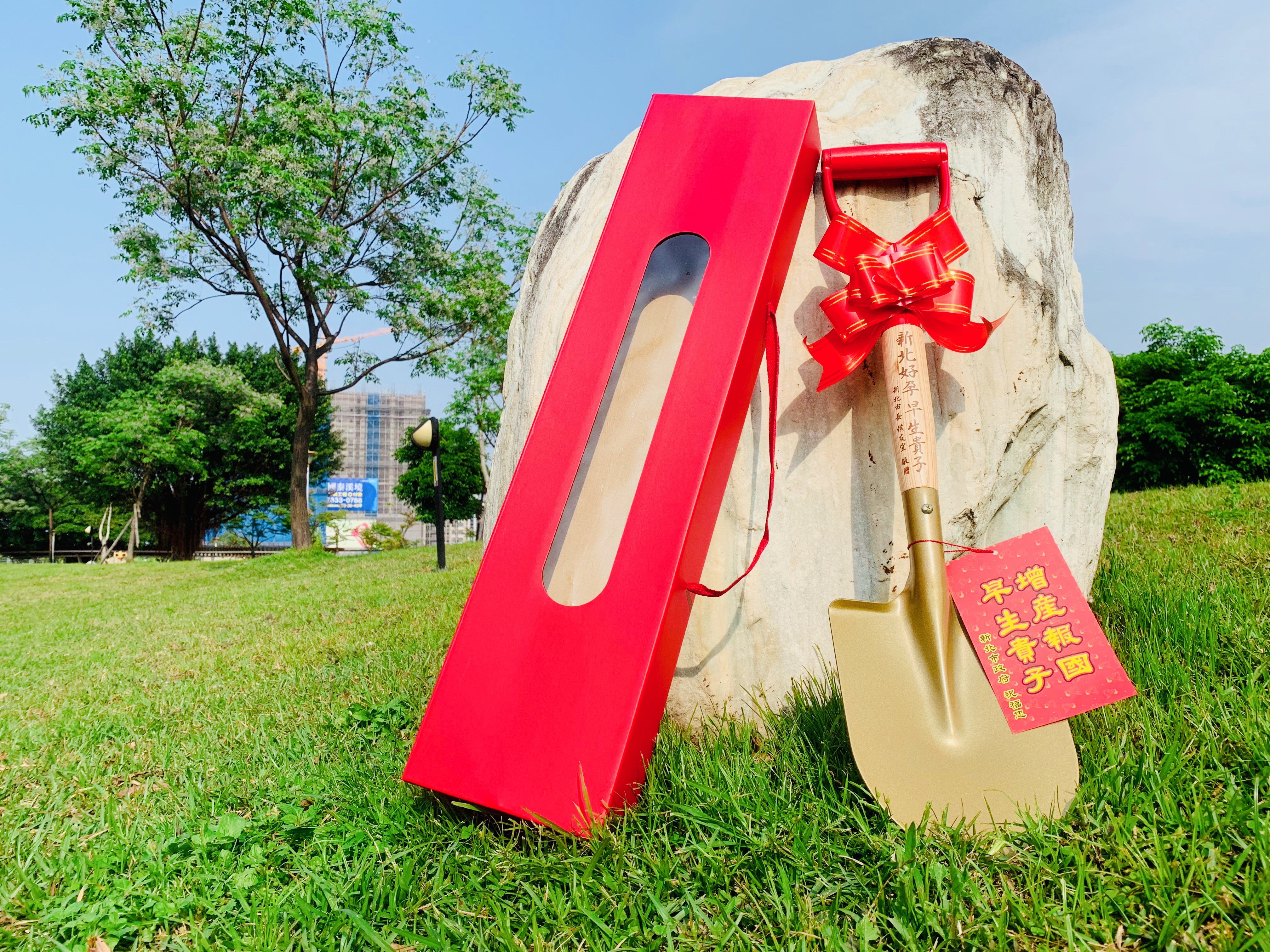 若符合參加資格者又於指定地標拍攝婚紗照上傳至活動網站，前100名即可免抽獎直接獲得大金鏟子