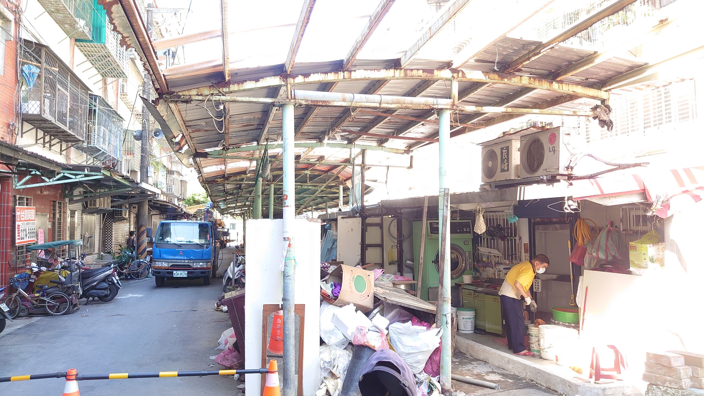 新北市土城區廣明街、瑞億市場附近，一處公有地長期遭民眾占用做私人停車使用的棚架，嚴重影響環境衛生、公共安全。拆除隊以「新北美樂地」專案，會同土城瑞興里里長、財政部國有財產署、環保局及土城區公所等機關攜手合作釐清後，認定屬於違建。