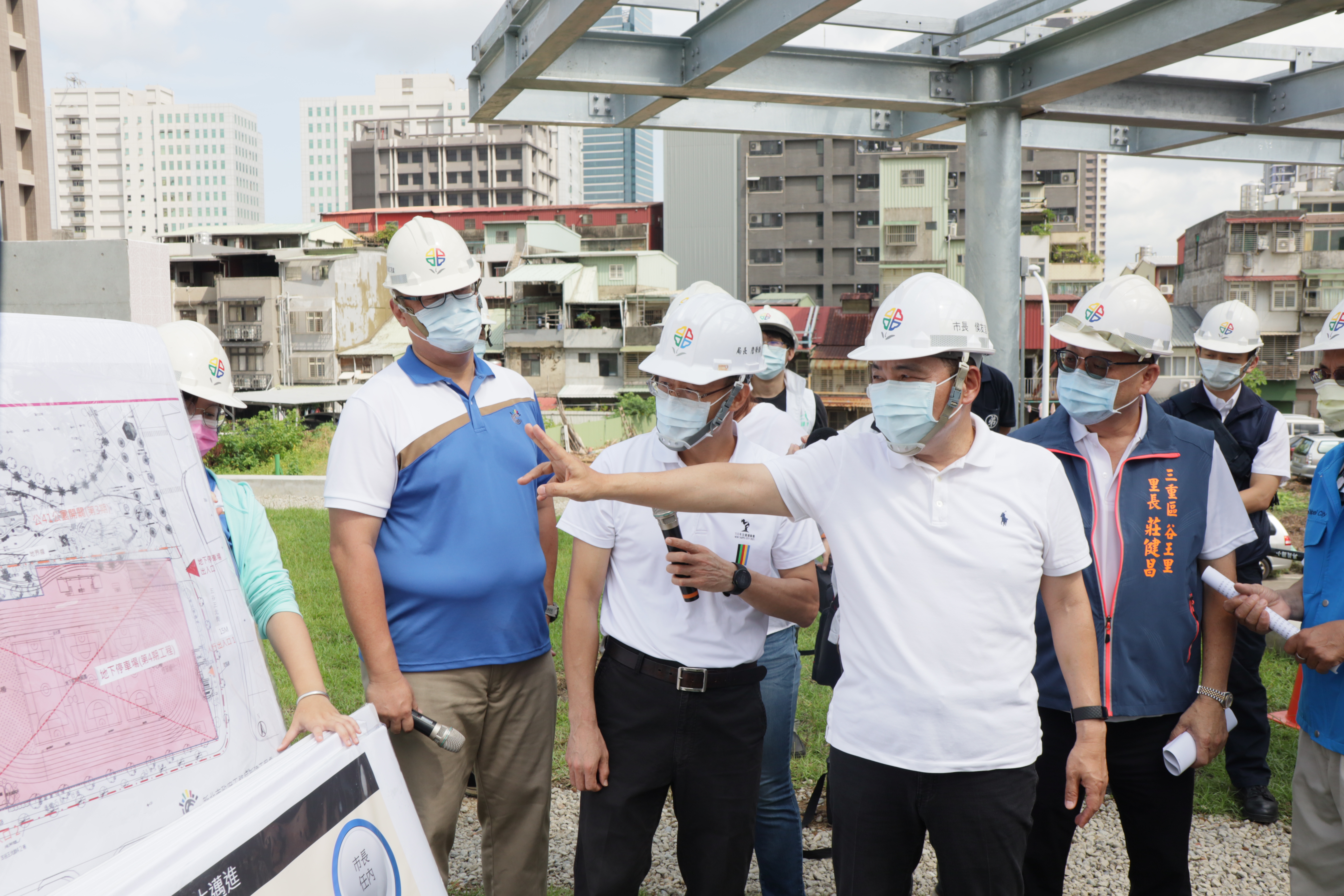 新北市長侯友宜今(14)日前往已完工啟用的三重區興穀國小第一期校舍工程視察，並聽取新工處簡報，但受疫情影響，侯友宜市長一行人並未進入校園，僅在一旁正在施工中的社福大樓工地鳥瞰。