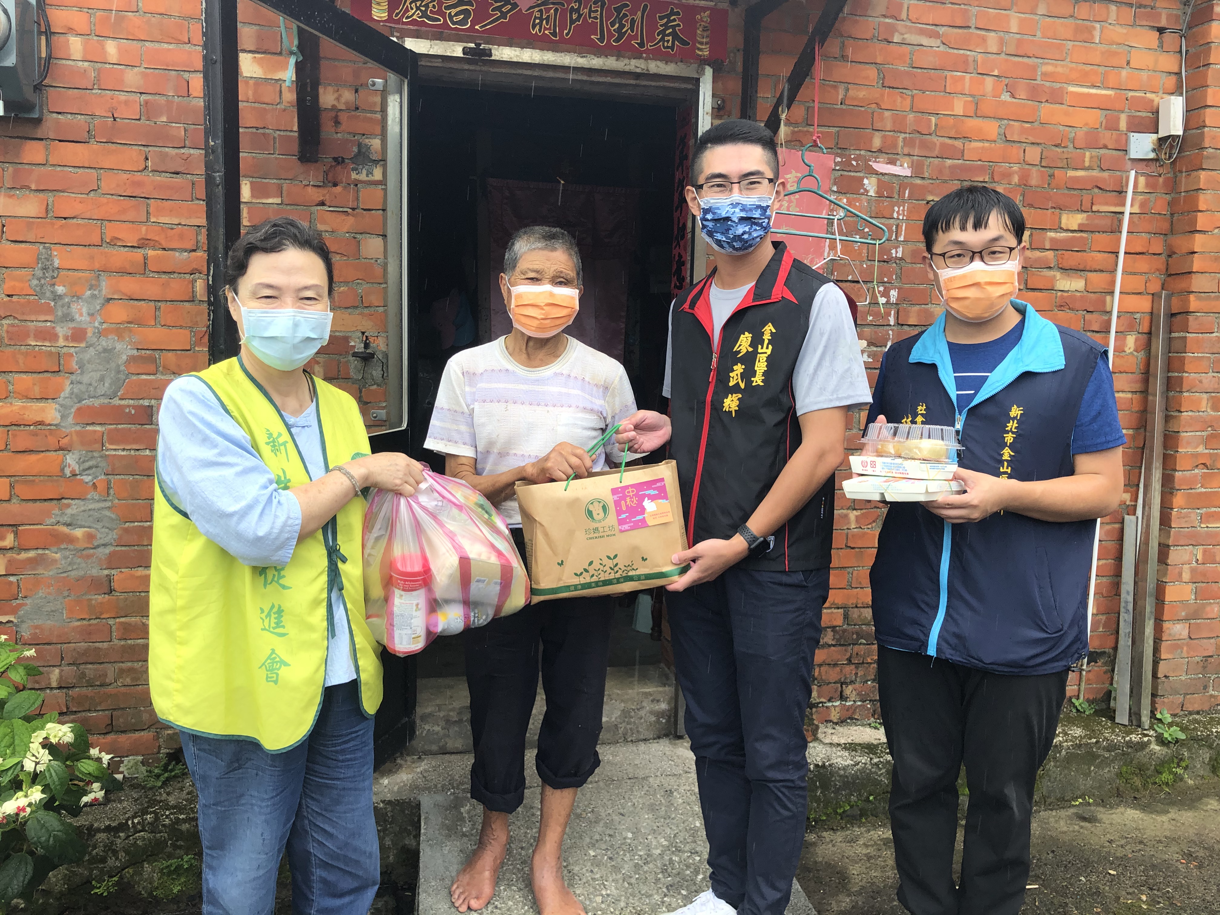02.區長廖武輝與新生活社會福利發展促進會創辦人羅素如共同致贈中秋禮盒給李老伯伯