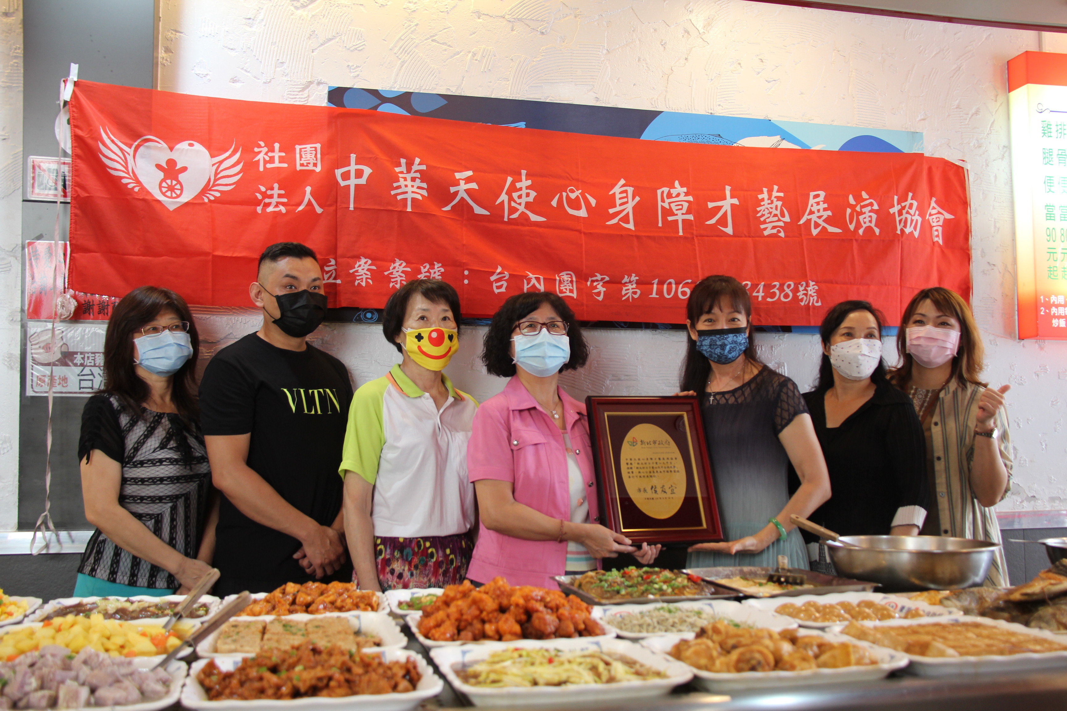 新北市社會局副局長許秀能（左4）代表侯友宜市長頒贈感謝牌給中華天使心身障才藝展演協會理事長林碧珠（右3）