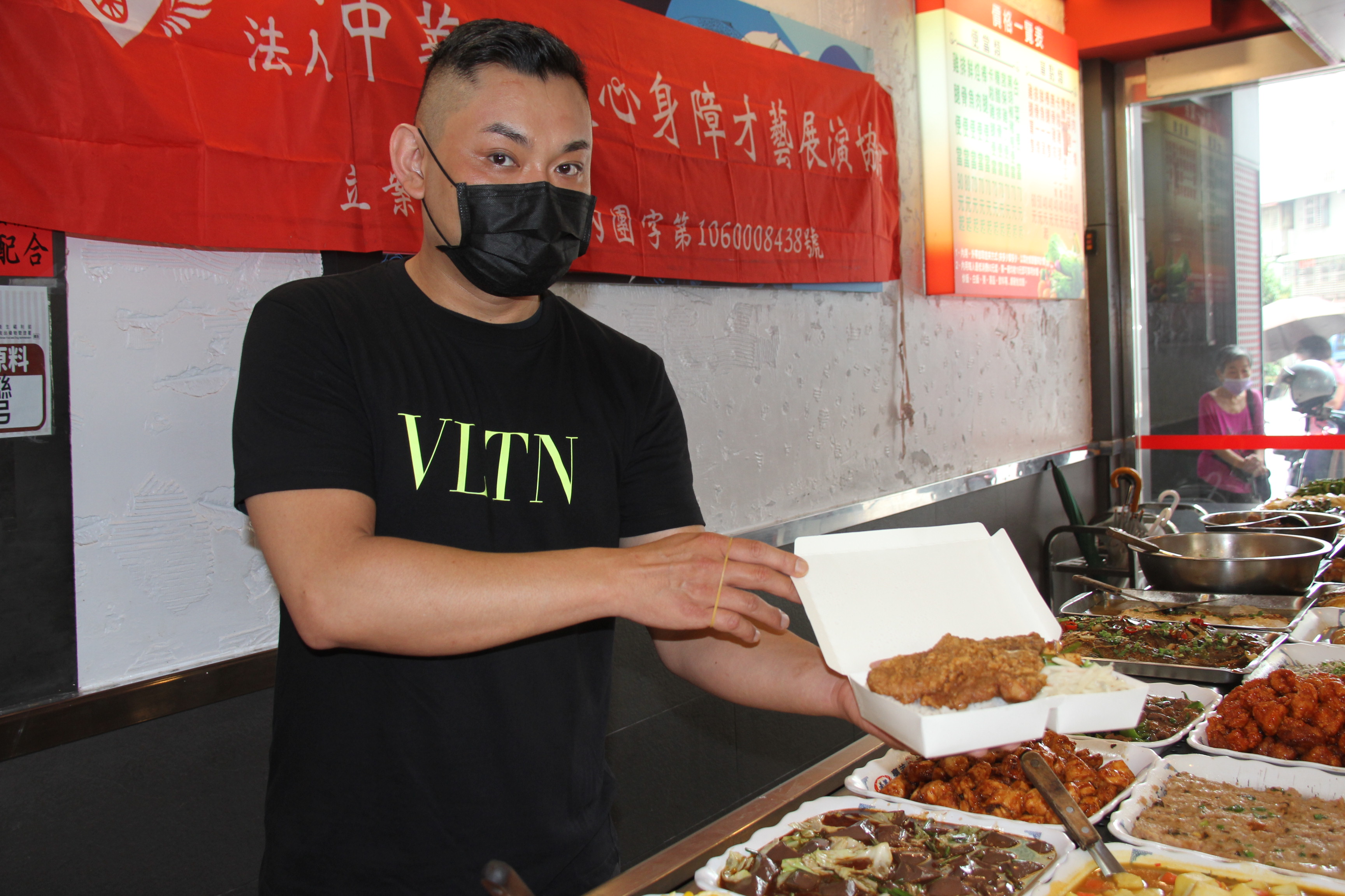 豪美自助餐老闆黃嘉霖展示待用餐便當內容  有炸排骨等