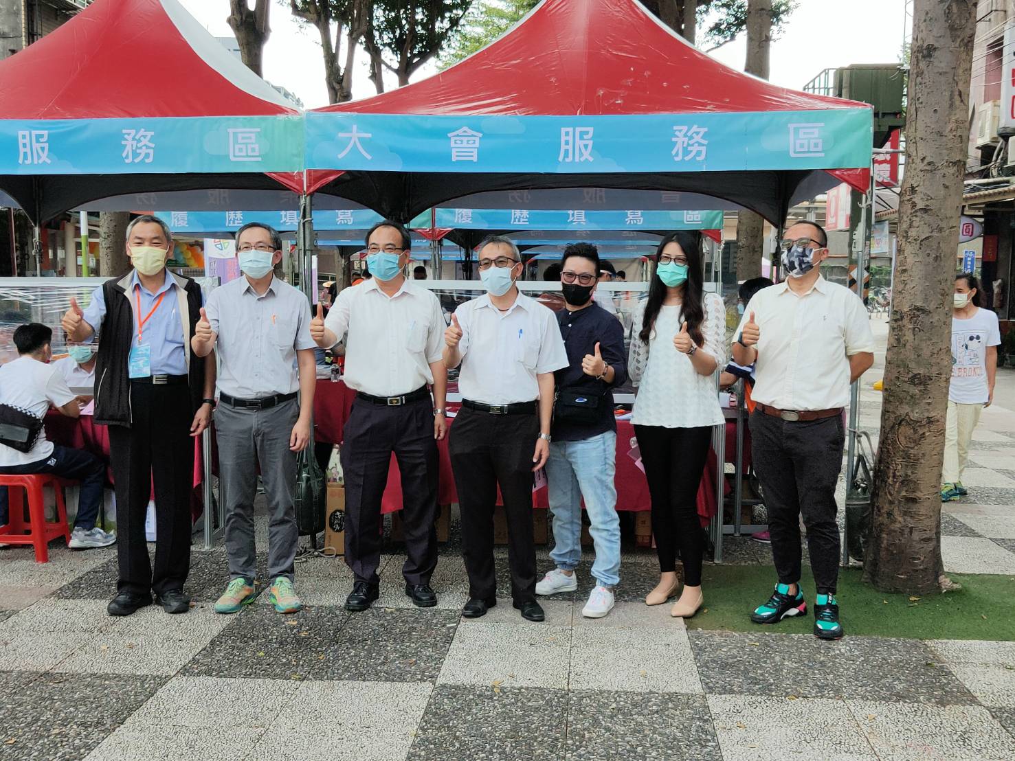 就服處長林澤州(左二)、南亞處長李志賢(左三)