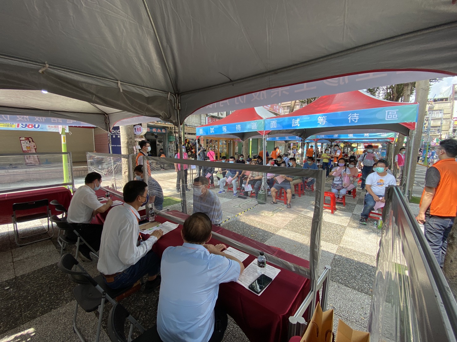 新北南亞徵才湧人潮，現場加開櫃位加速面試