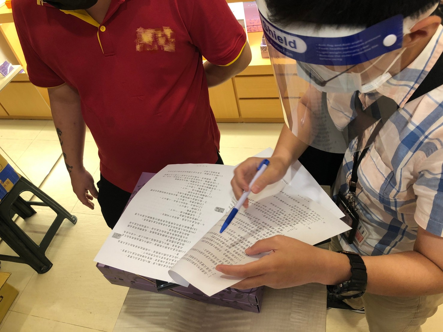 4.稽查員中秋前針對過度包裝稽查，總計抽查66件糕餅禮盒，查獲3違規，將依資源回收再利用法第26條，處新臺幣3至15萬元罰鍰.jpg