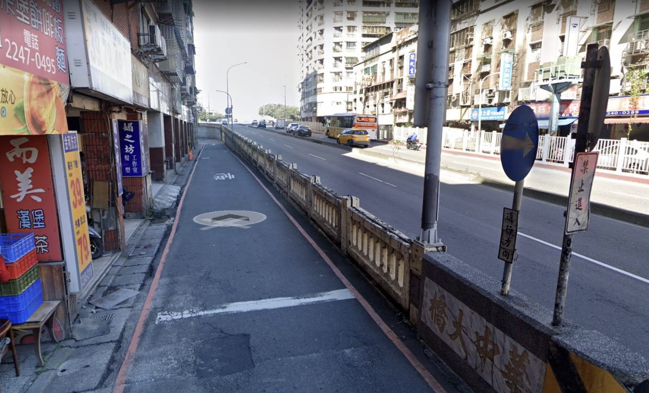 華中橋護欄原本是混泥土材質