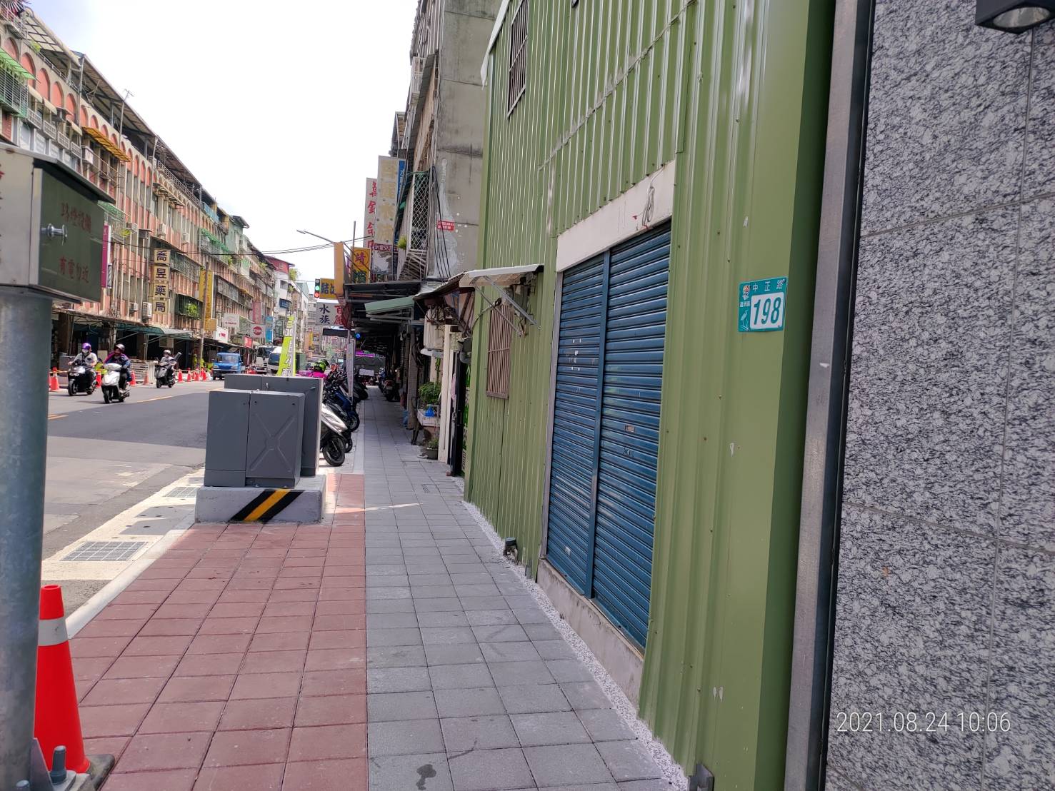 蘆洲民族路在拆除大隊協調下，由民眾自行退縮違章建築，讓公所完成道路整修及人行道更新改善工程。