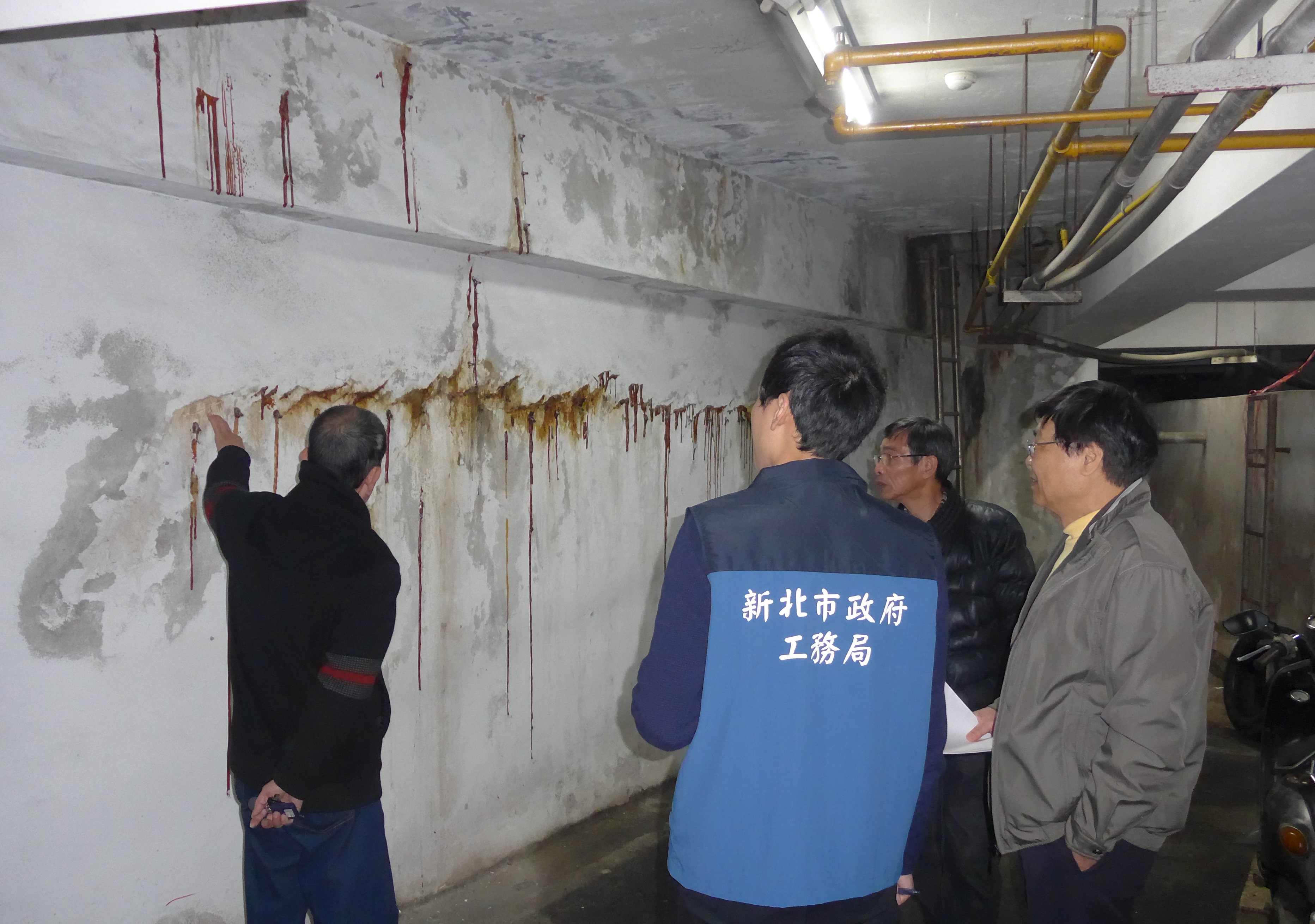 新北市政府輔導921受損建物，工務局及都市更新處攜手，使被列管為需拆除重建的紅單的建物已在去年全部解列；需要補強的黃單建物則從最初的576件降至12件。
