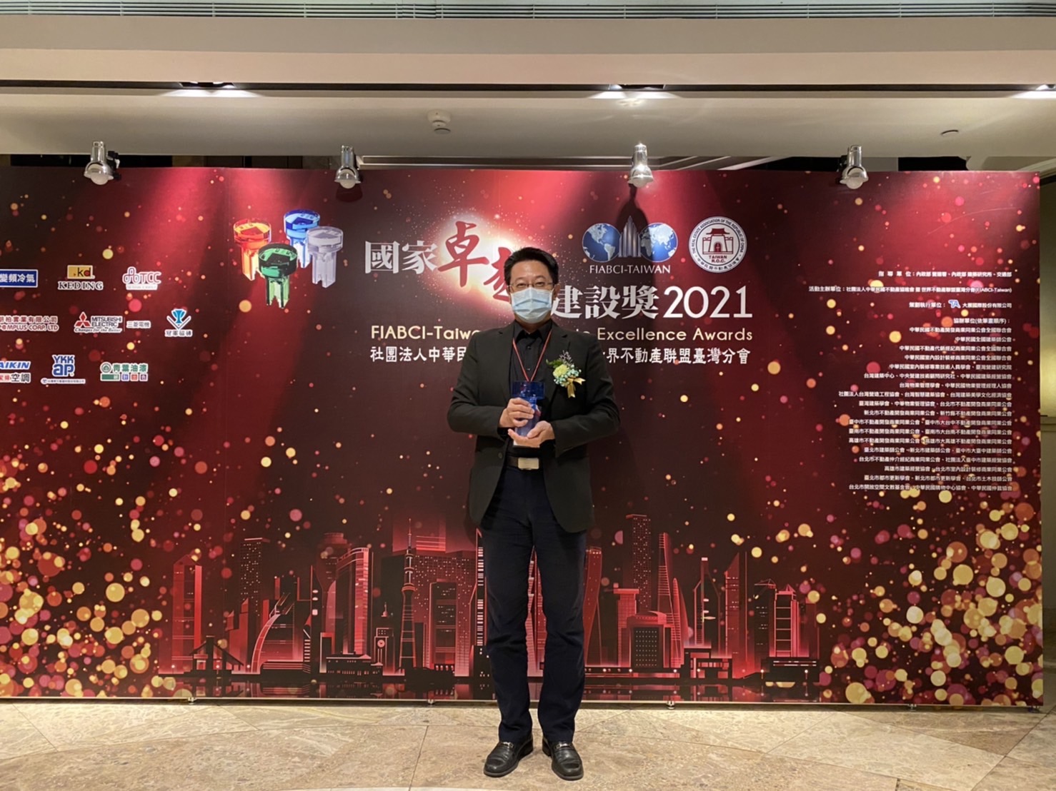 新北市農業局榮獲2021國家卓越建設獎金質獎肯定，由農工科長金雷代表受獎