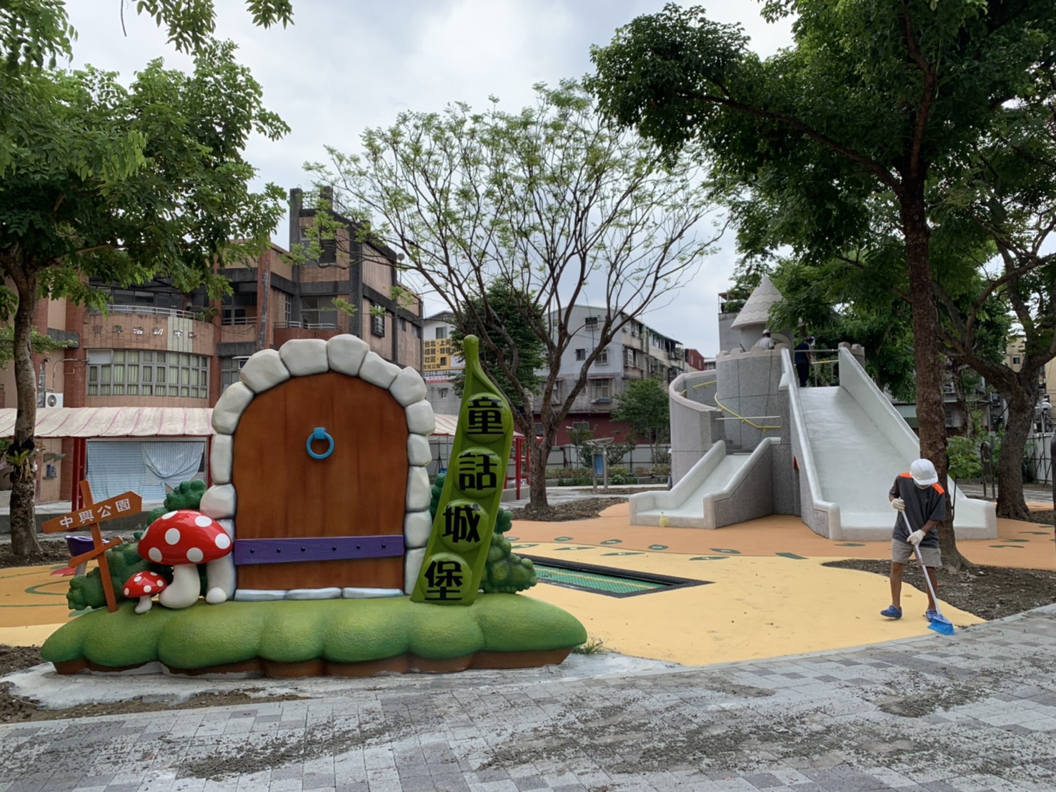 新店區中興公園打造有如置身童話城堡的特色遊具，彷彿走入繪本的世界