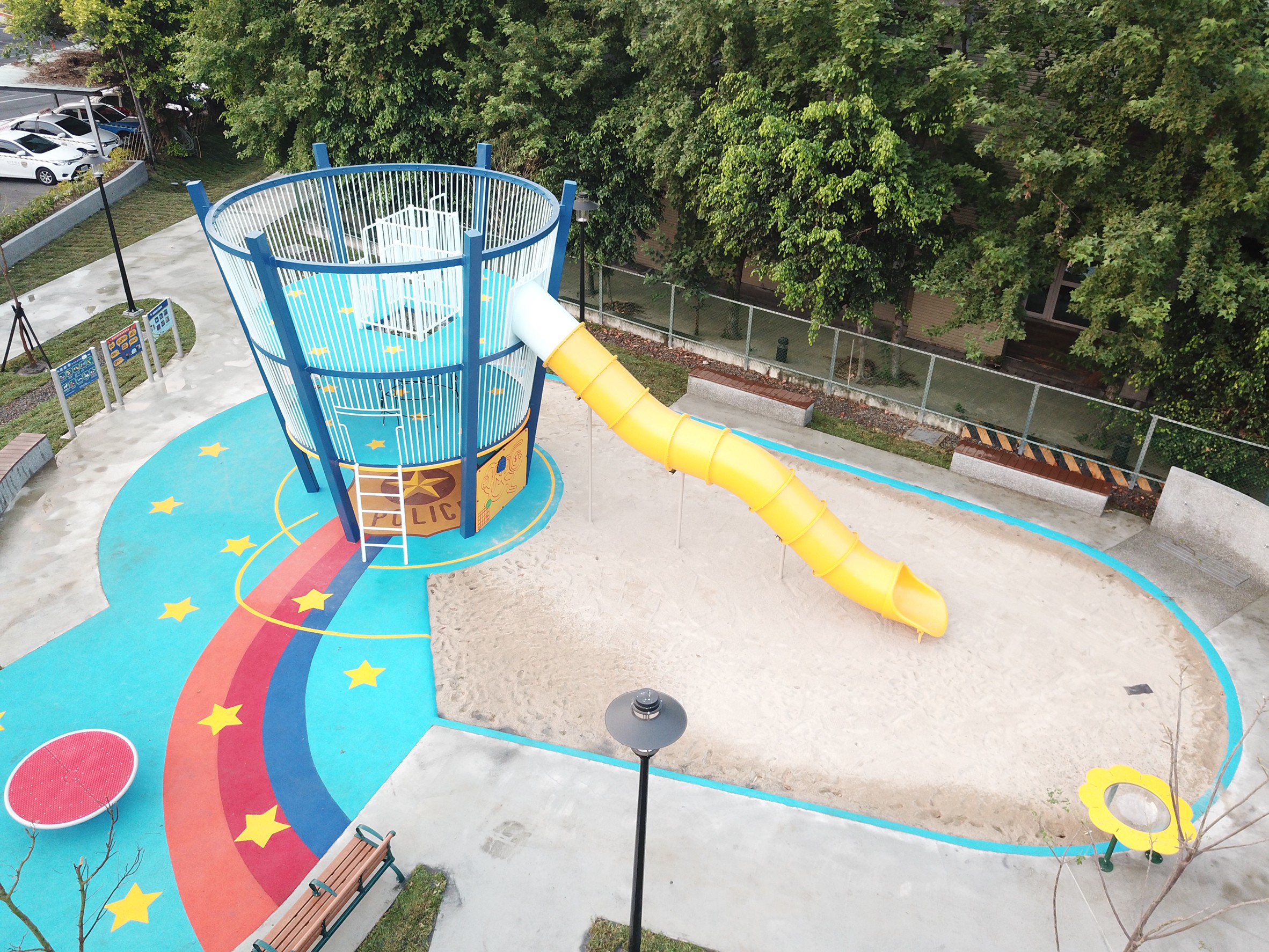 樹林區公15公園鄰近彭厝派出所，因此以波麗士(police)發想打造主題公園
