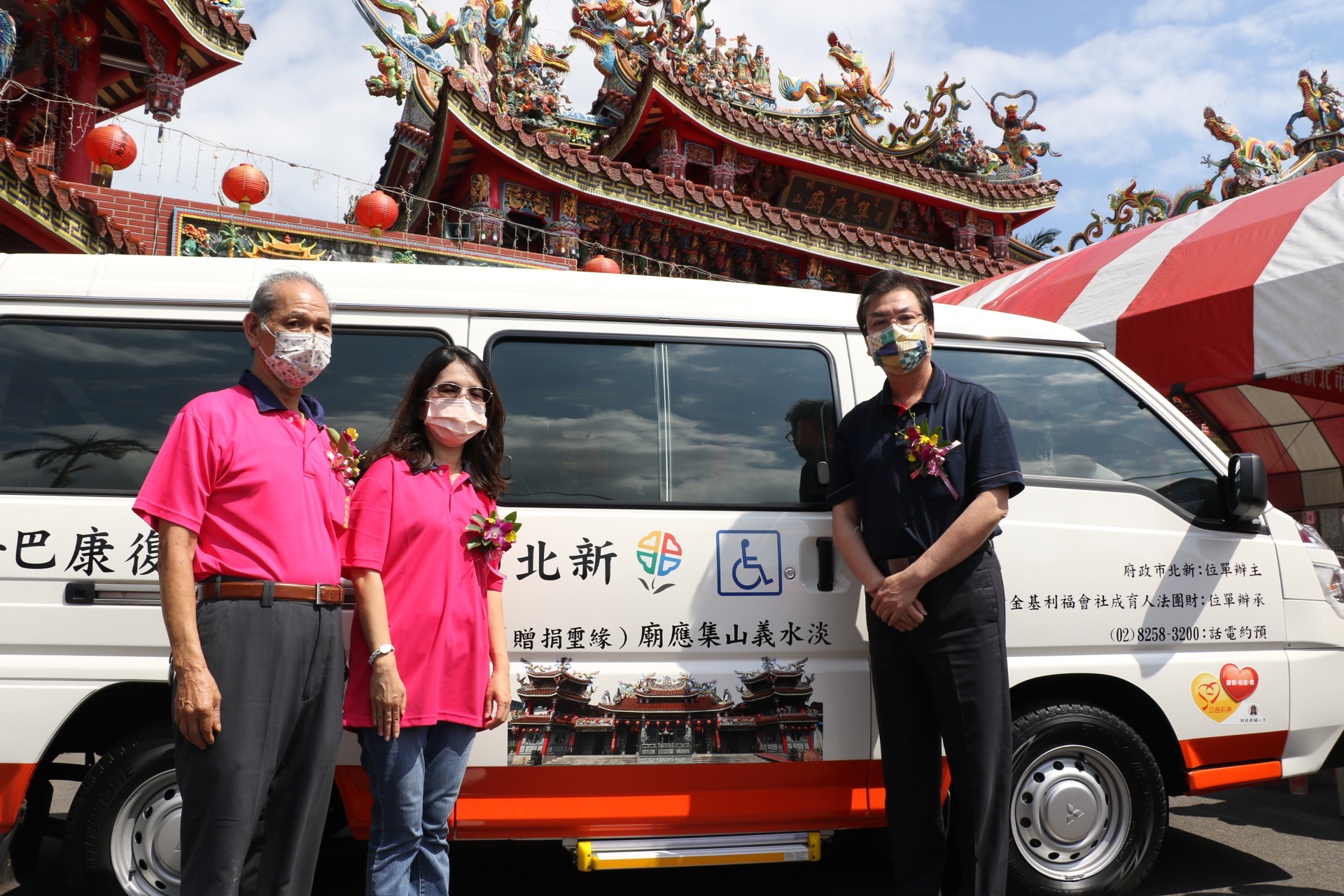 平凡主婦詹淑媚（左2）受神明感召以義山集應廟名義捐贈復康巴士  由劉和然副市長代表受贈  左1為集應廟主委張福氣