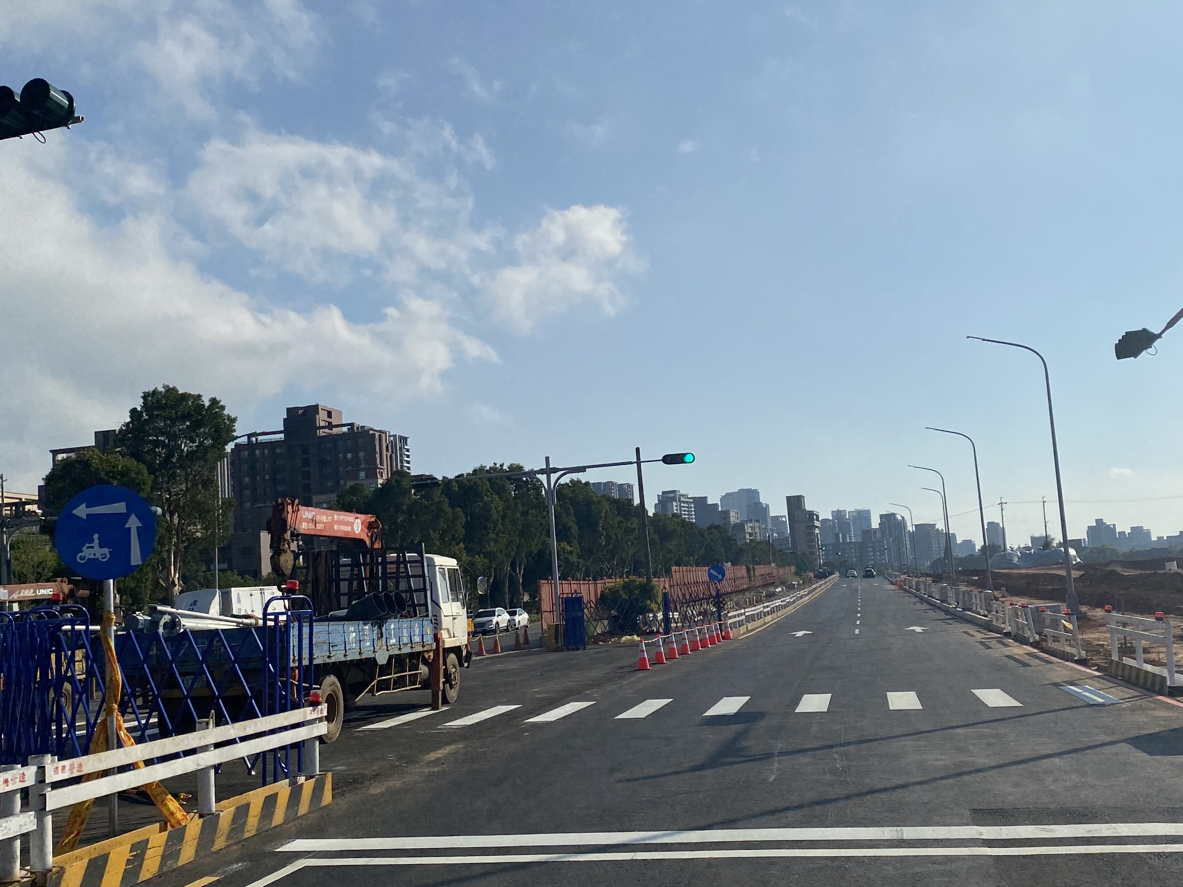 林口文化北路二段第一階段拓寬工程於24日晚間完成，目前已有雙向各2車道可讓車輛行駛，並同步展開人行道側景觀工程及第二階段中央分隔島增設工程