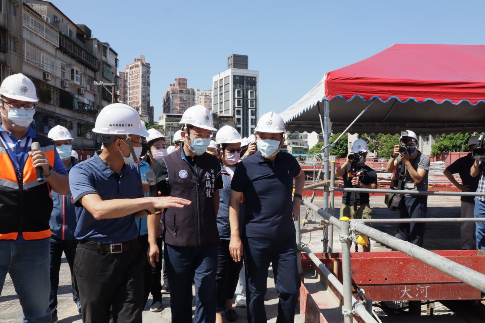 工務局長詹榮鋒（左二）向新北市長侯友宜等一行說明佳和公園多目標大樓施工進度