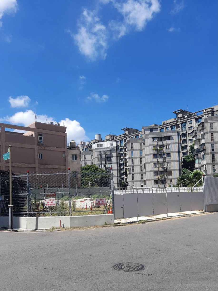 林口「閃電大樓」拆除後照片，新開發單位短期會先將土地規劃成公園使用，不定時舉辦貨櫃市集及藝術家策展等活動。未來將改建為住宅大樓，與一旁正在新建的國家檔案館共同為市容帶來新風貌。