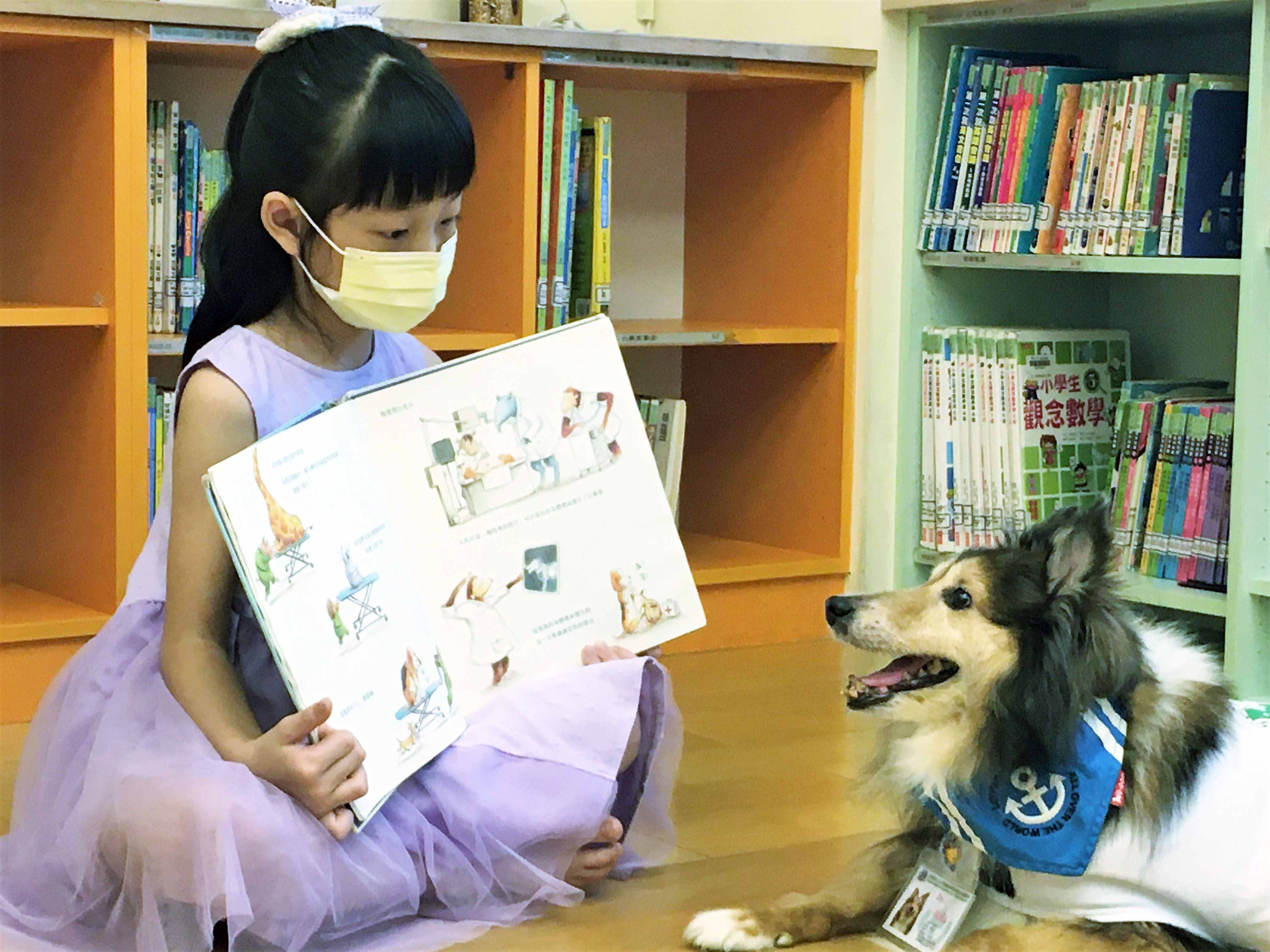 響應10月4日「世界動物日」，全國第一個寵物友善圖書館—新莊裕民分館特別擴大「寵物伴讀」服務，讓小朋友可以在毛小孩的陪伴下享受療癒的閱讀時光，同時培養正確的友善動物觀念