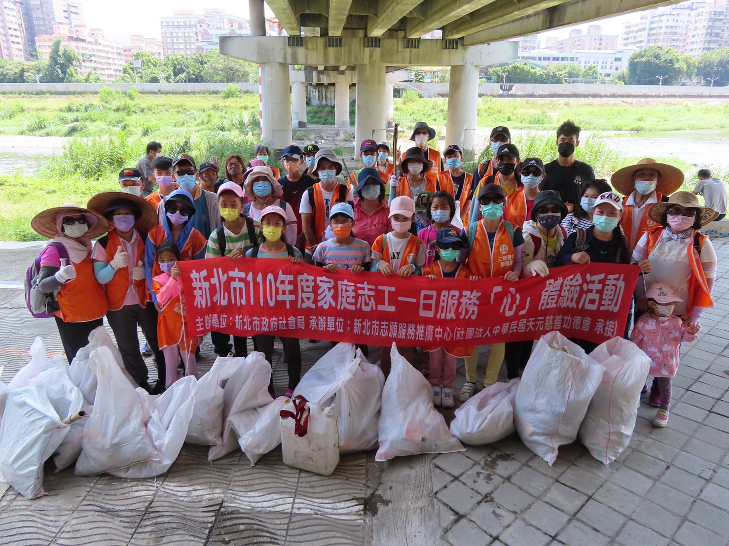 新北市家庭志工出任務  到三峽溪淨溪  半天撿了14袋垃圾  還溪流清淨