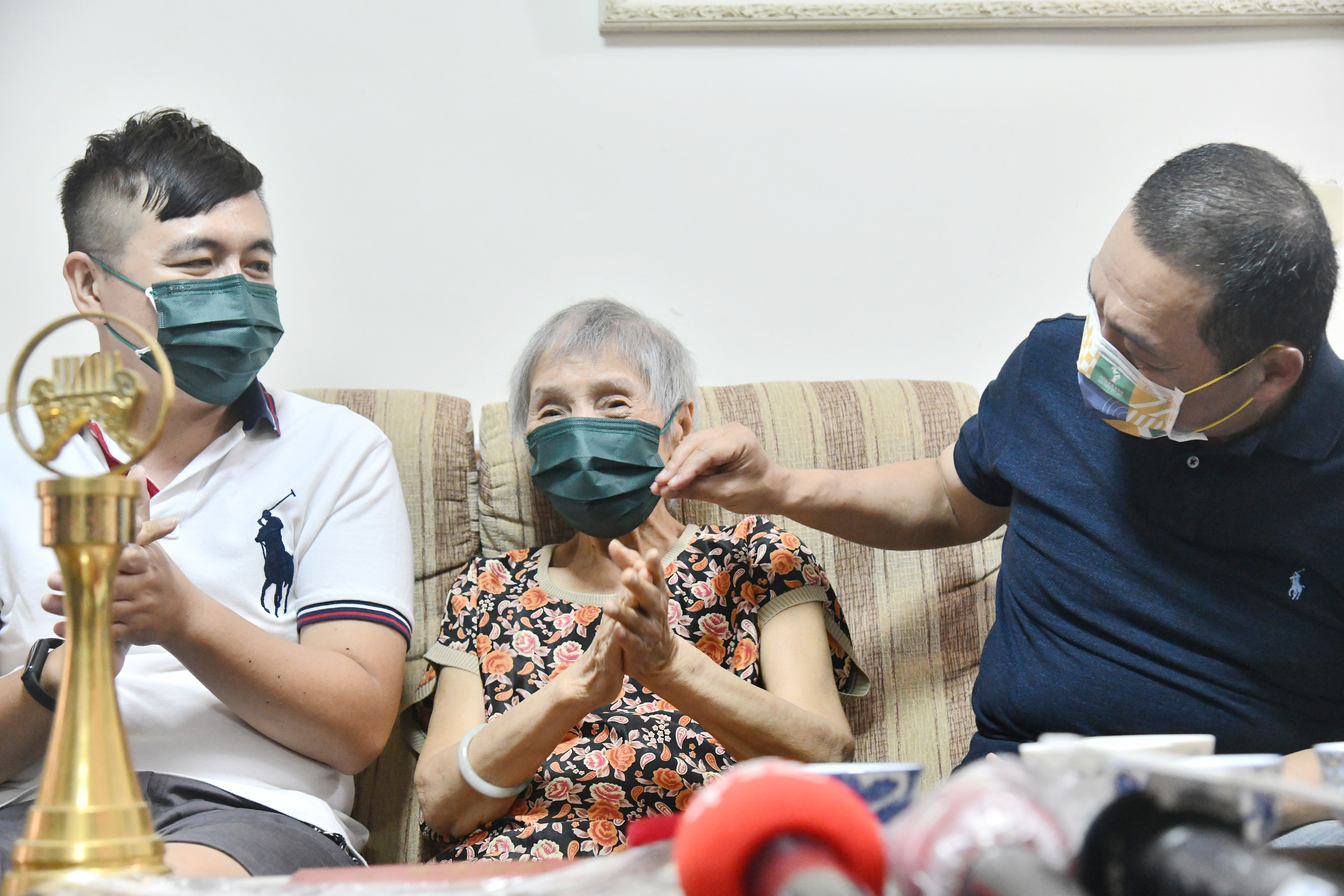 侯友宜在重陽節前夕訪視百歲人瑞鄭珠女士送上禮金及養生食品。