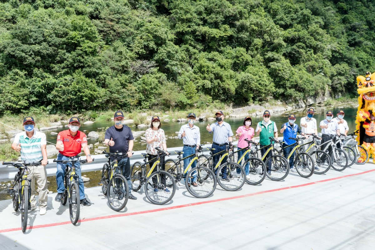 清雲橋魚堀自行車道路段之美合照