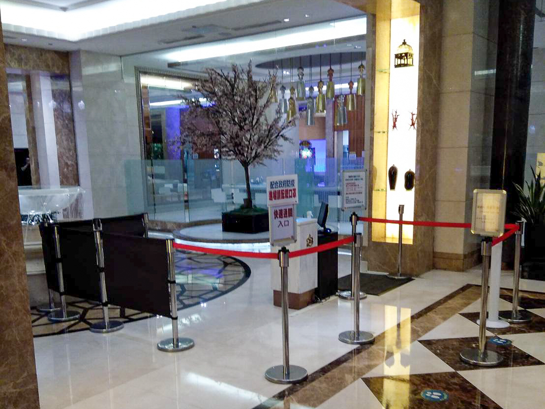 視聽歌唱場所除飲水外不得飲食、須全程戴口罩，並遵守相關防疫指引