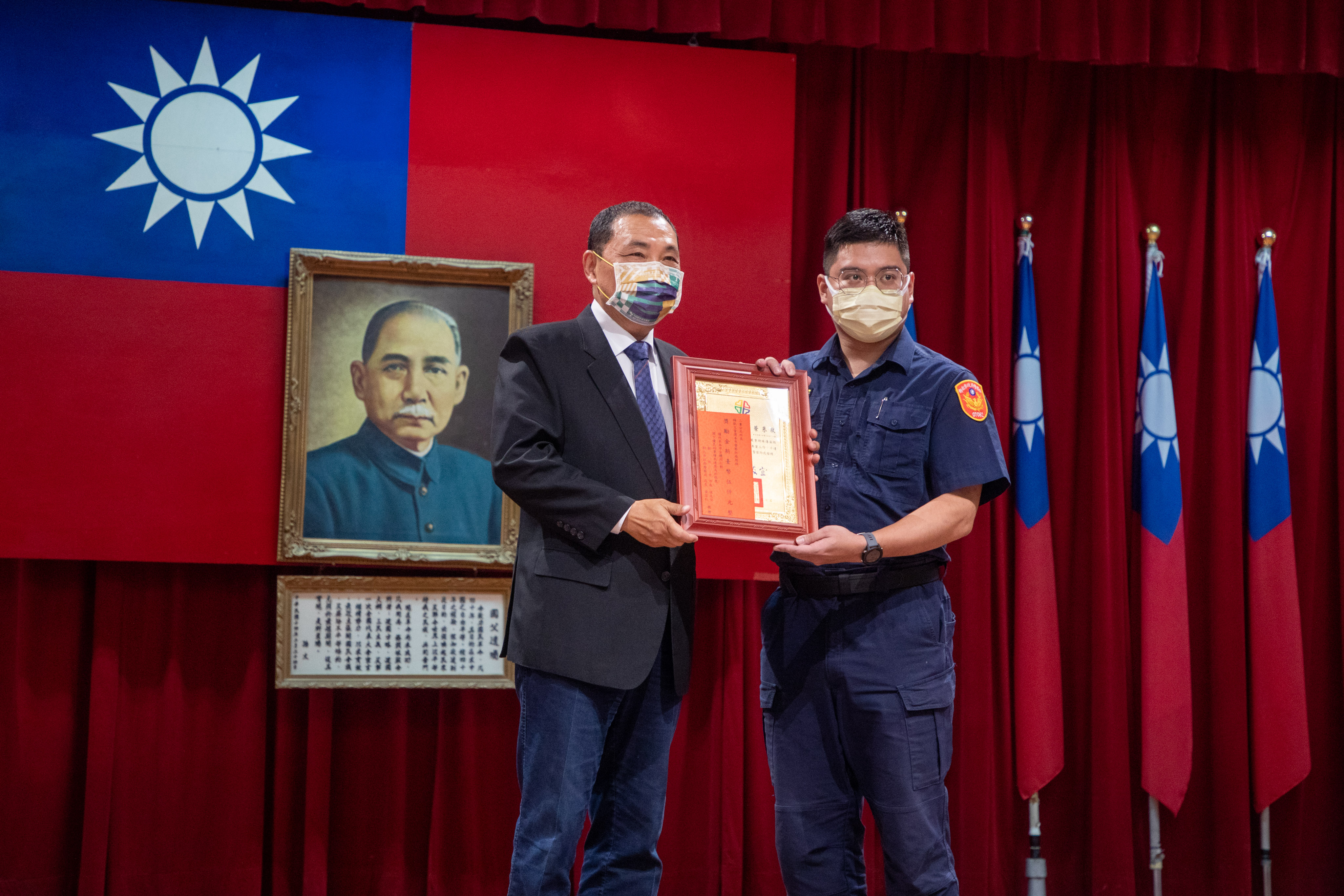 新北市警察局今(6)日舉行10月份局務會報頒獎暨授階典禮。