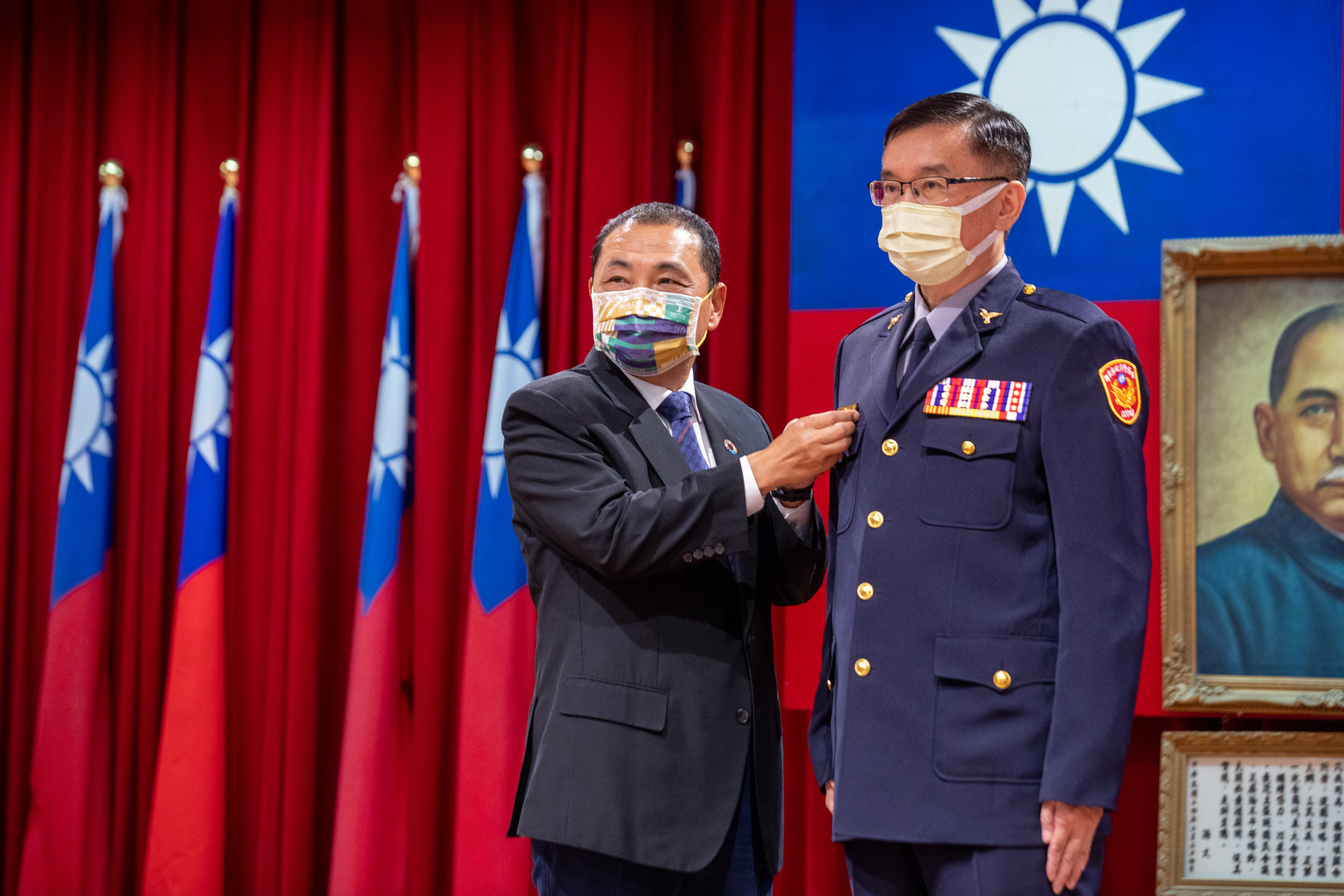 侯市長替升職警員授階。
