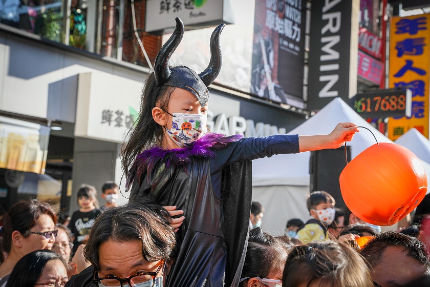 經發局每年均會舉辦府中萬聖節活動，今年因應疫情，將請參與的民眾們全程配戴口罩，配合防疫相關規定(圖為2020府中搞什麼鬼資料照)