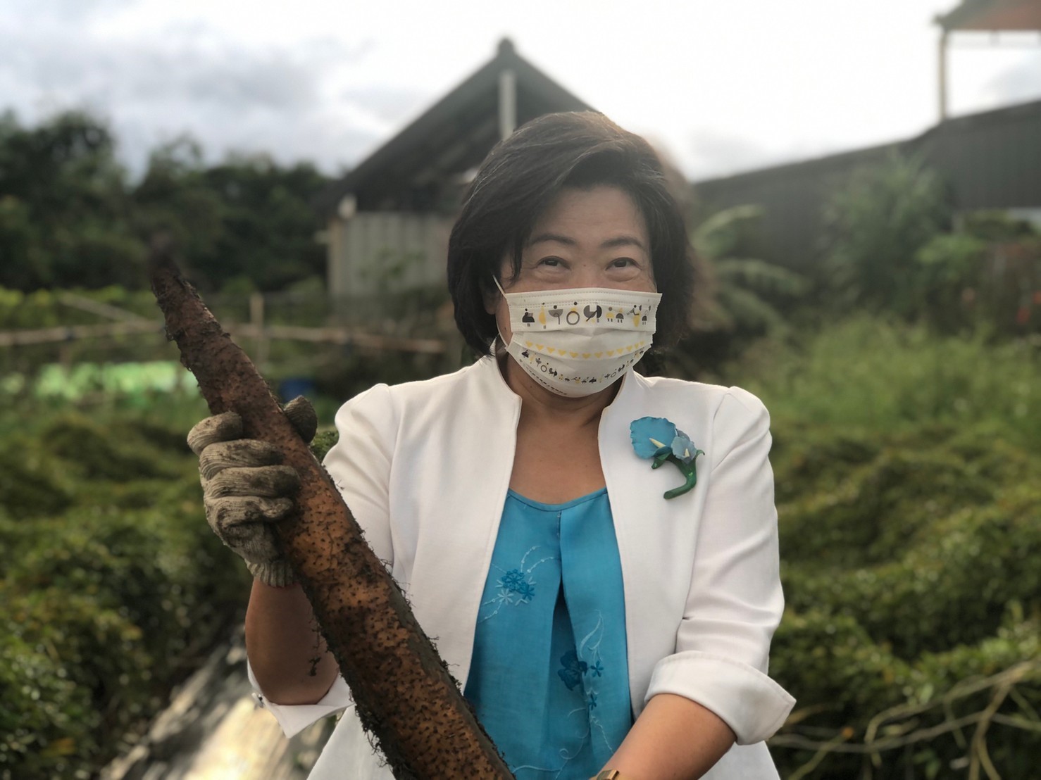 黃瑞汝老師與採收的山藥合照