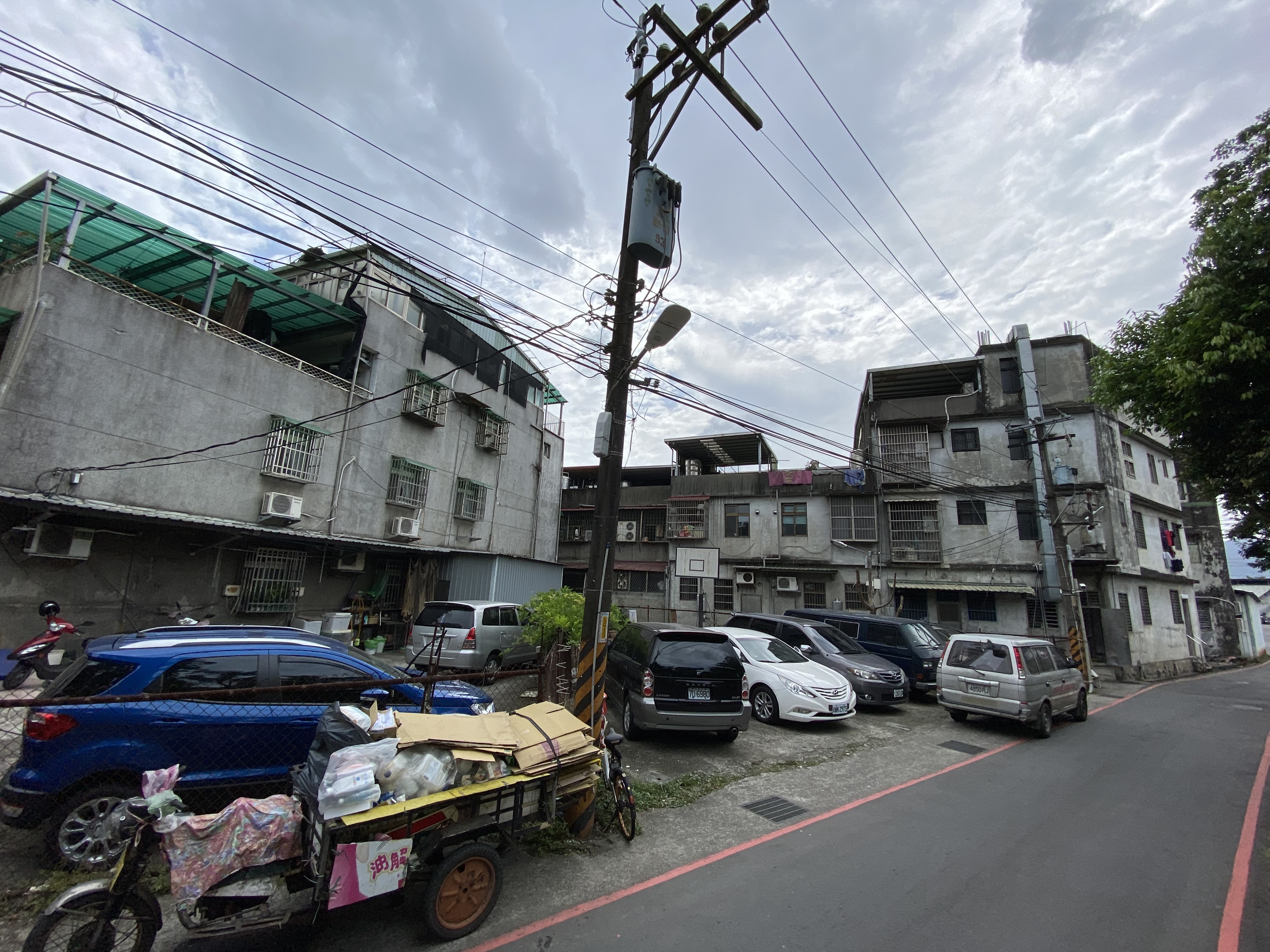 新店光華街5巷和碧安街口一處公有地，長期遭民眾占用停車並堆置雜物