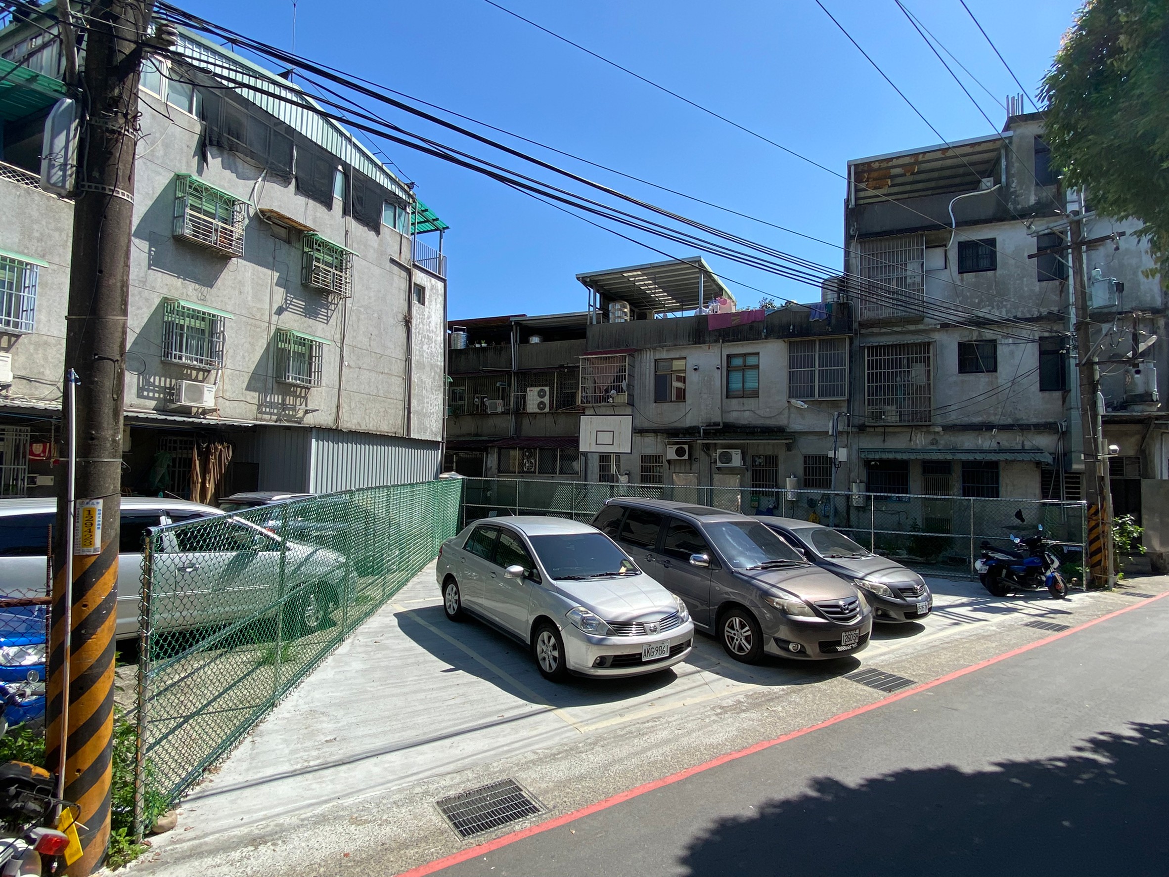 新店光華街5巷和碧安街口公有地，長期遭占用停車並堆置雜物，經養工處排除後，劃設公有停車格4格，不但改善附近環境，也申張公平正義，更樹立「勿以善小而不為的典範」
