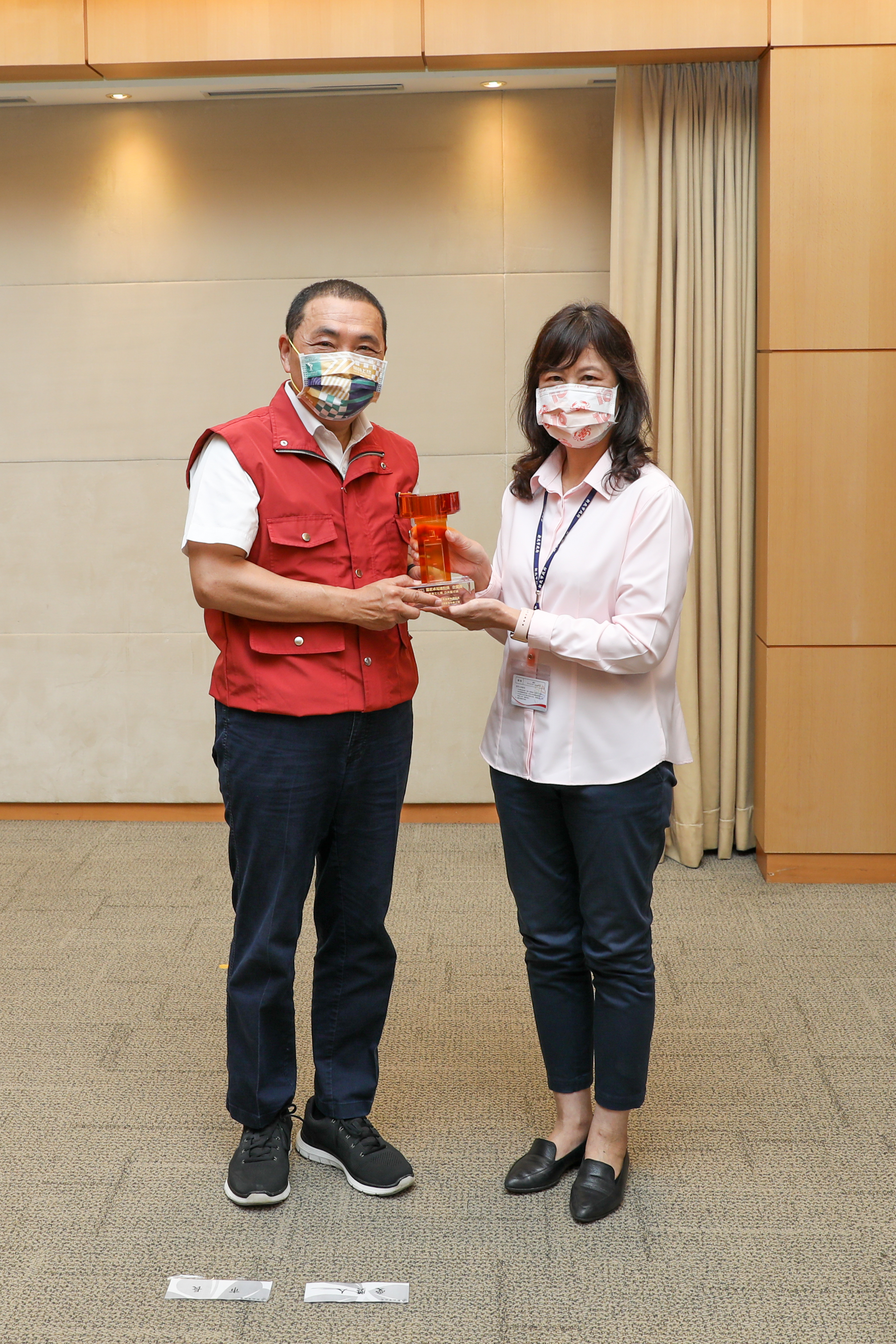 市政會議獻獎照片(張麗珍處長代表獻獎)