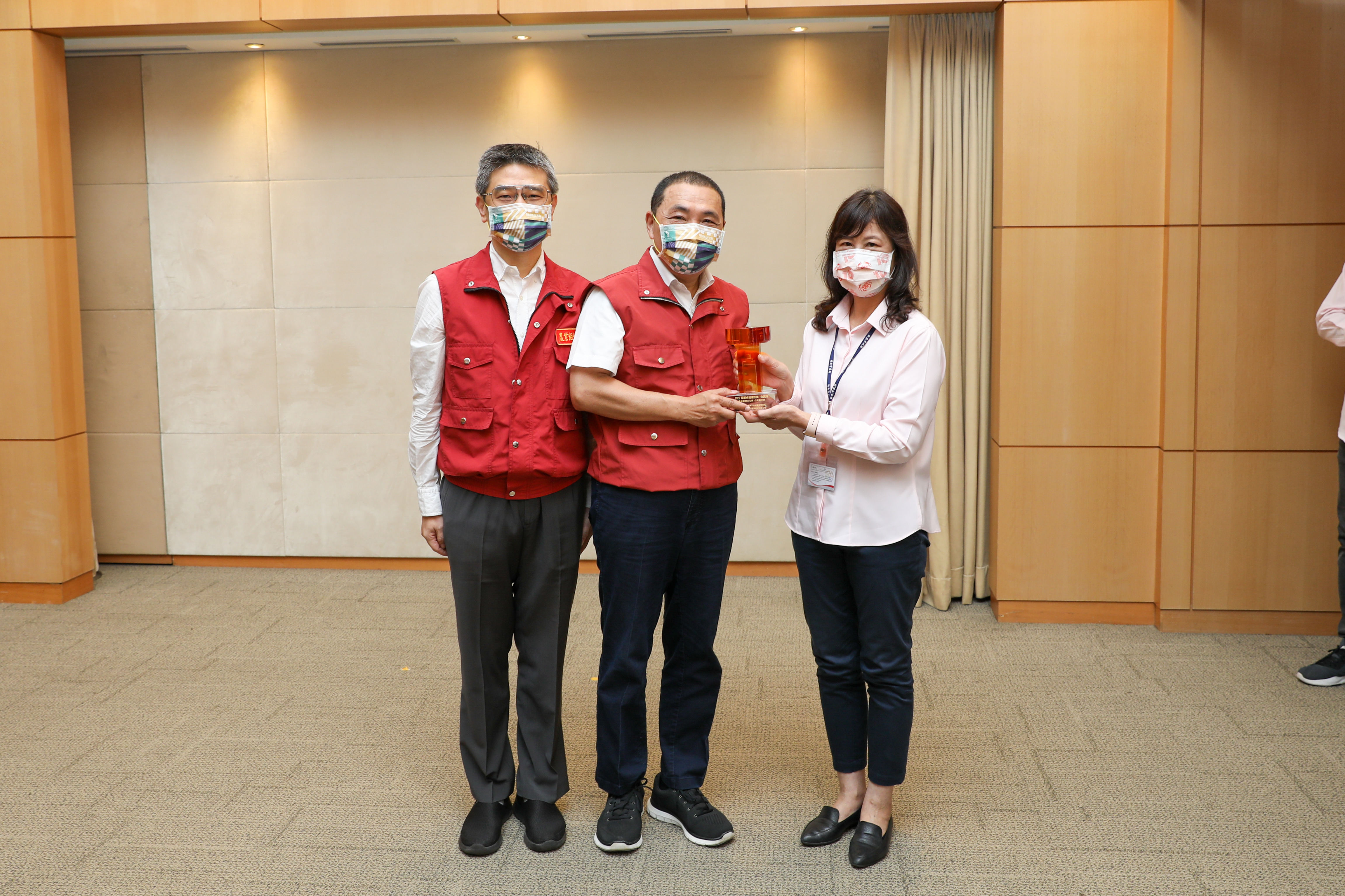市政會議獻獎照片(李玟局長及張麗珍處長代表獻獎)