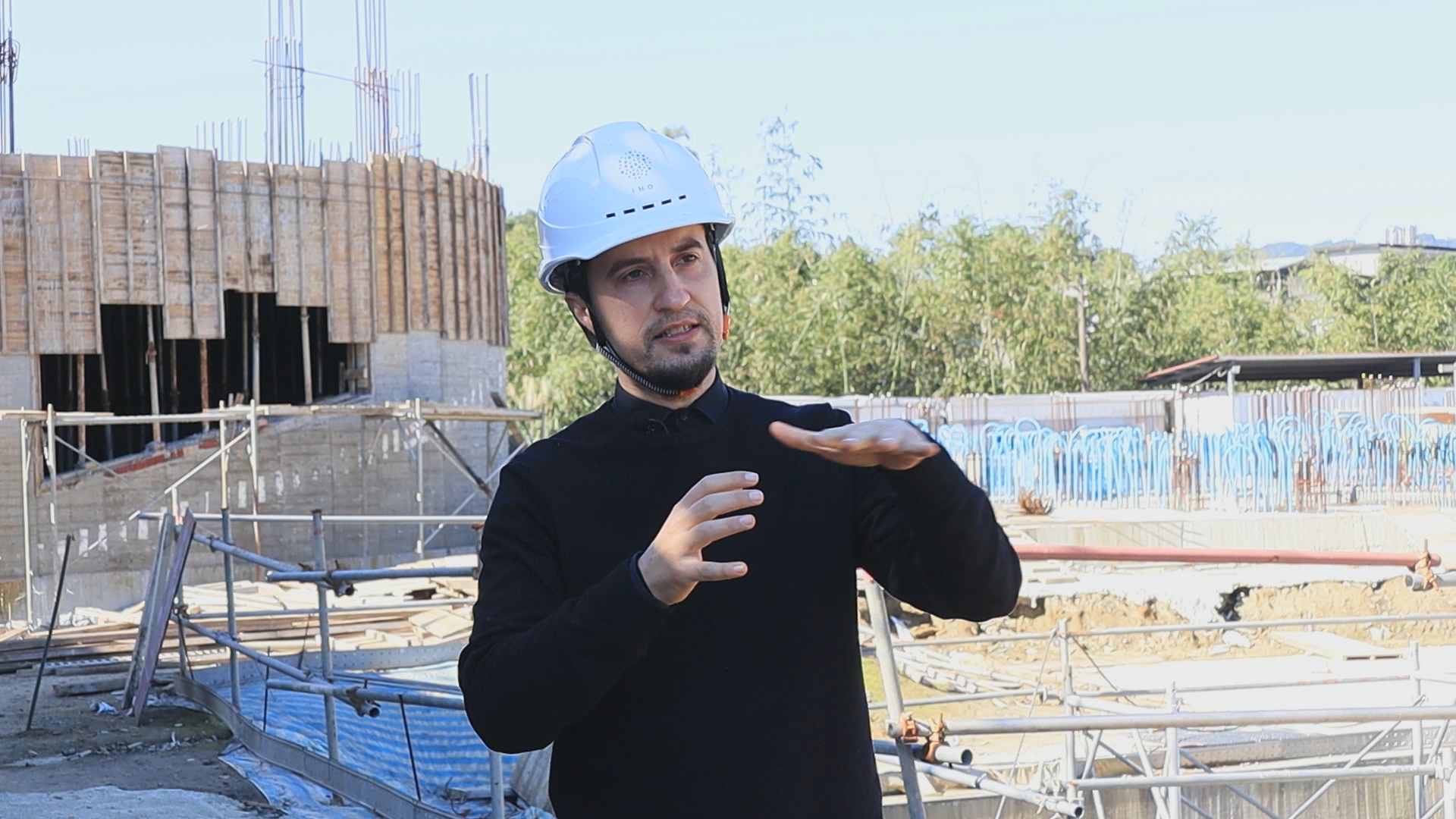 西班牙建築師伊萊恩再度參與工務局代辦工程，這次擔任中央氣象局臺北氣象站(板橋站區)建築師，幾年前他設計的林口下福市民活動中心，已經成為臉書、IG打卡熱門景點。本來只想短暫來台灣學風水的伊萊恩因為八八風災而留下來，一待就是20多年，他已愛上台灣這個土地。