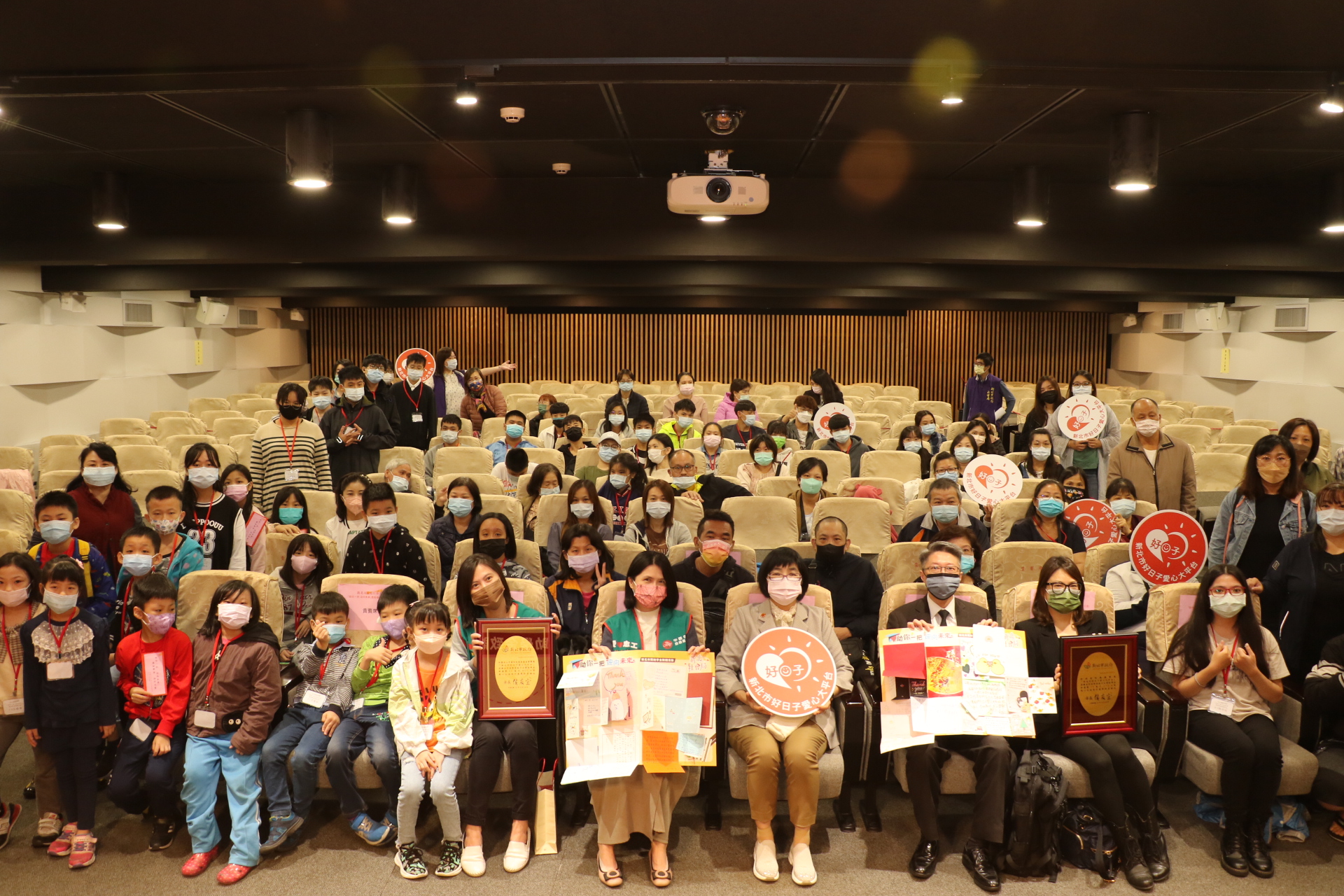 新北市社會局舉辦「助你一把 迎向未來」獎助學金致贈活動