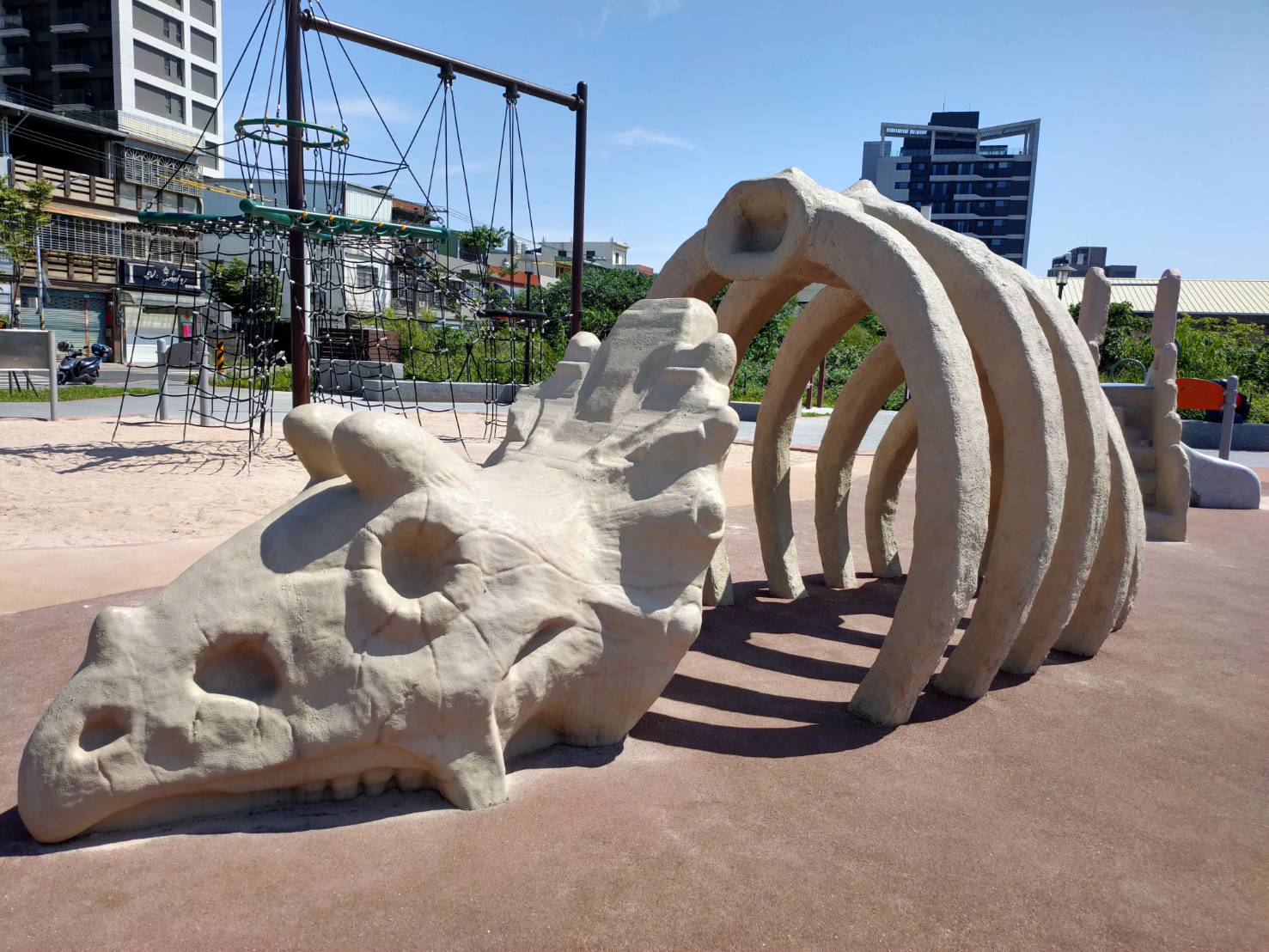 逗逗龍公園將恐龍意象及造型設施融入遊戲場中