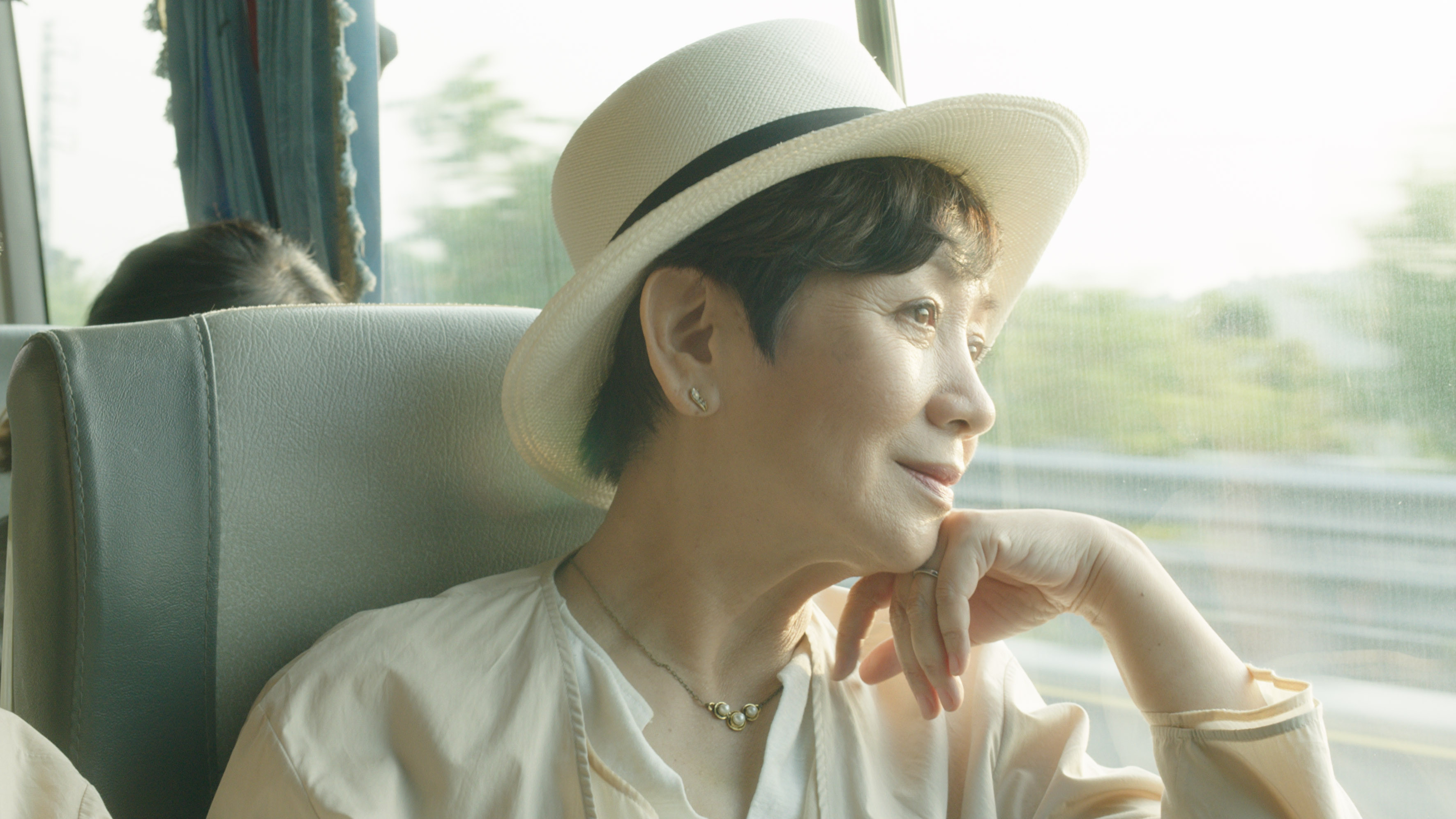 王希捷導演從影十年的首部長片《一家之主》，集結香港金像獎影后鮑起靜和臺灣資深藝人寇世勳等實力派演員，細膩表現夫妻、親友之間對「家庭」與愛的連結，圖為《一家之主》劇照